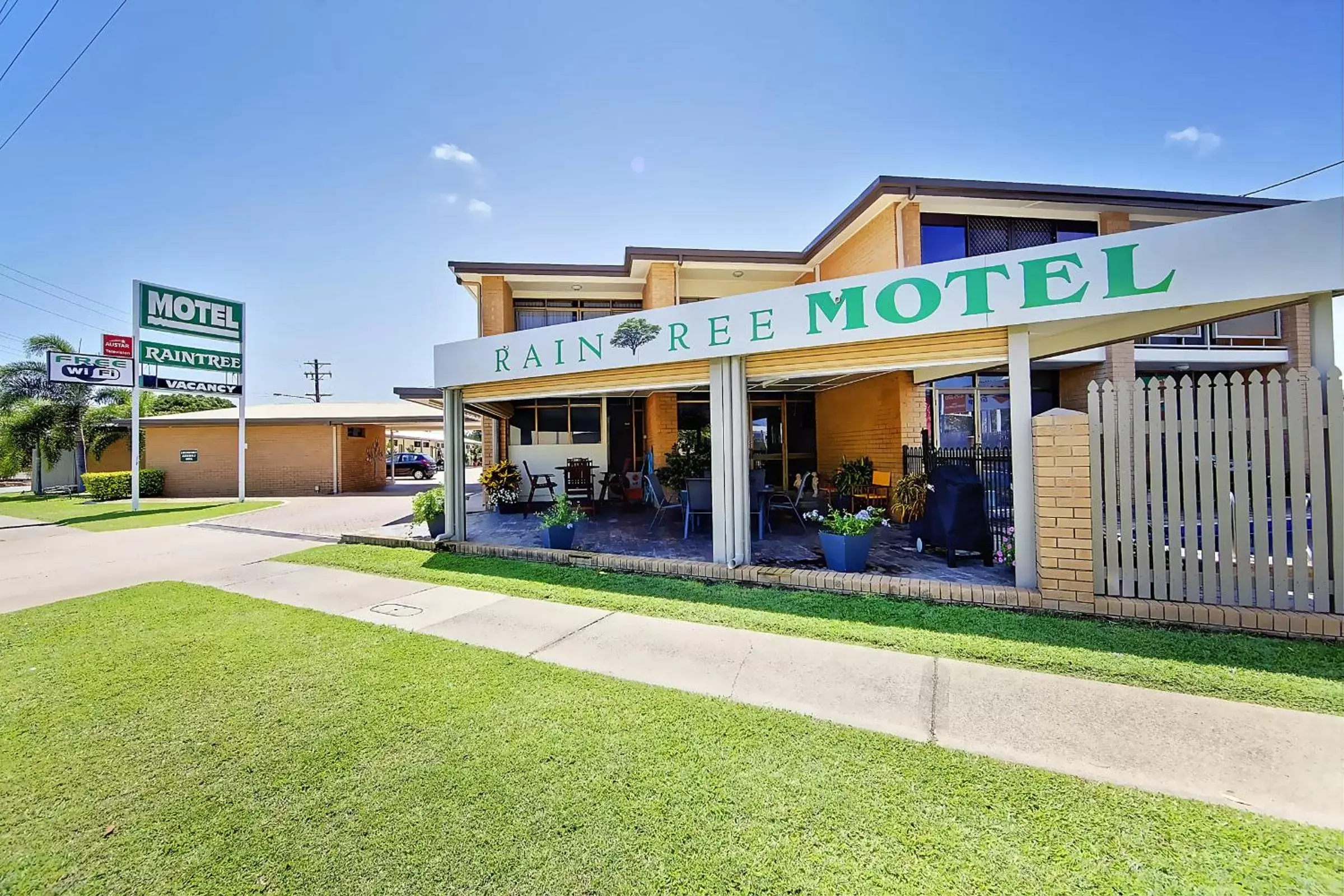 Facade/entrance in Raintree Motel