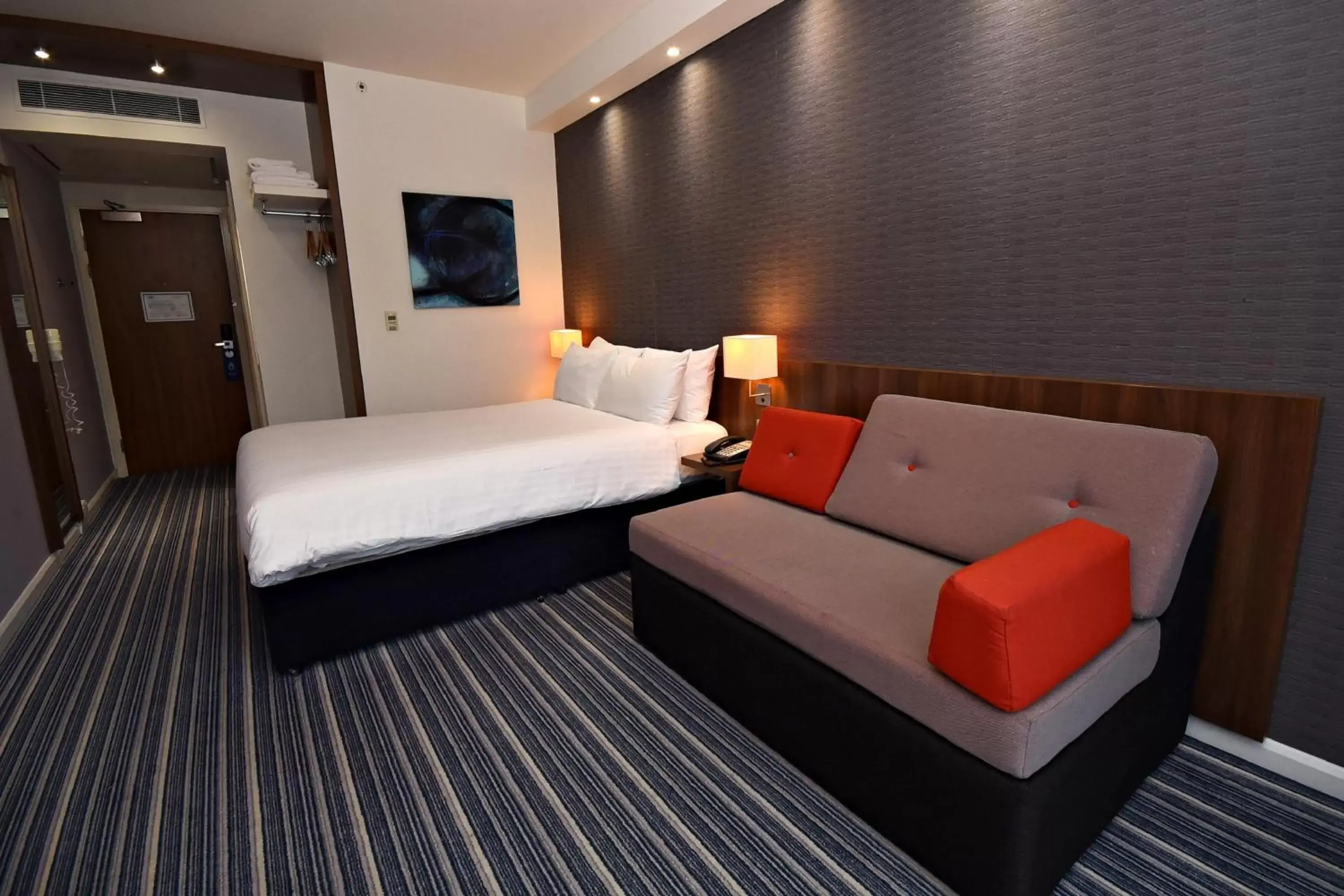 Photo of the whole room, Bed in Holiday Inn Express Manchester City Centre Arena, an IHG Hotel