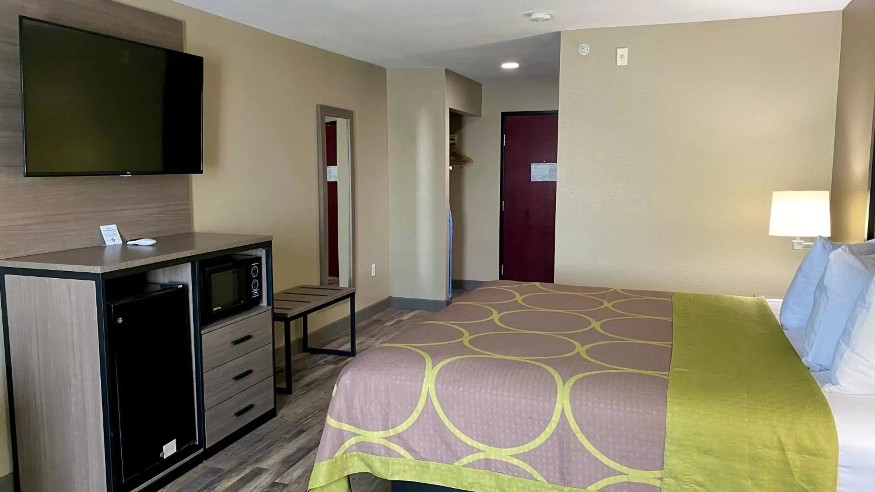 Bed, TV/Entertainment Center in Super 8 by Wyndham Harker Heights Killeen Fort Hood