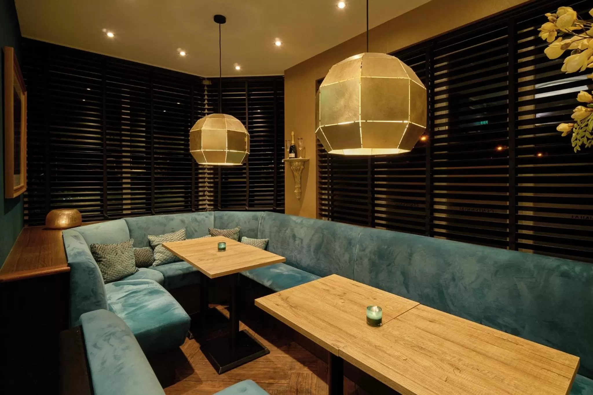 Lounge or bar in Boutique Hotel Chariot - Amsterdam Schiphol Airport