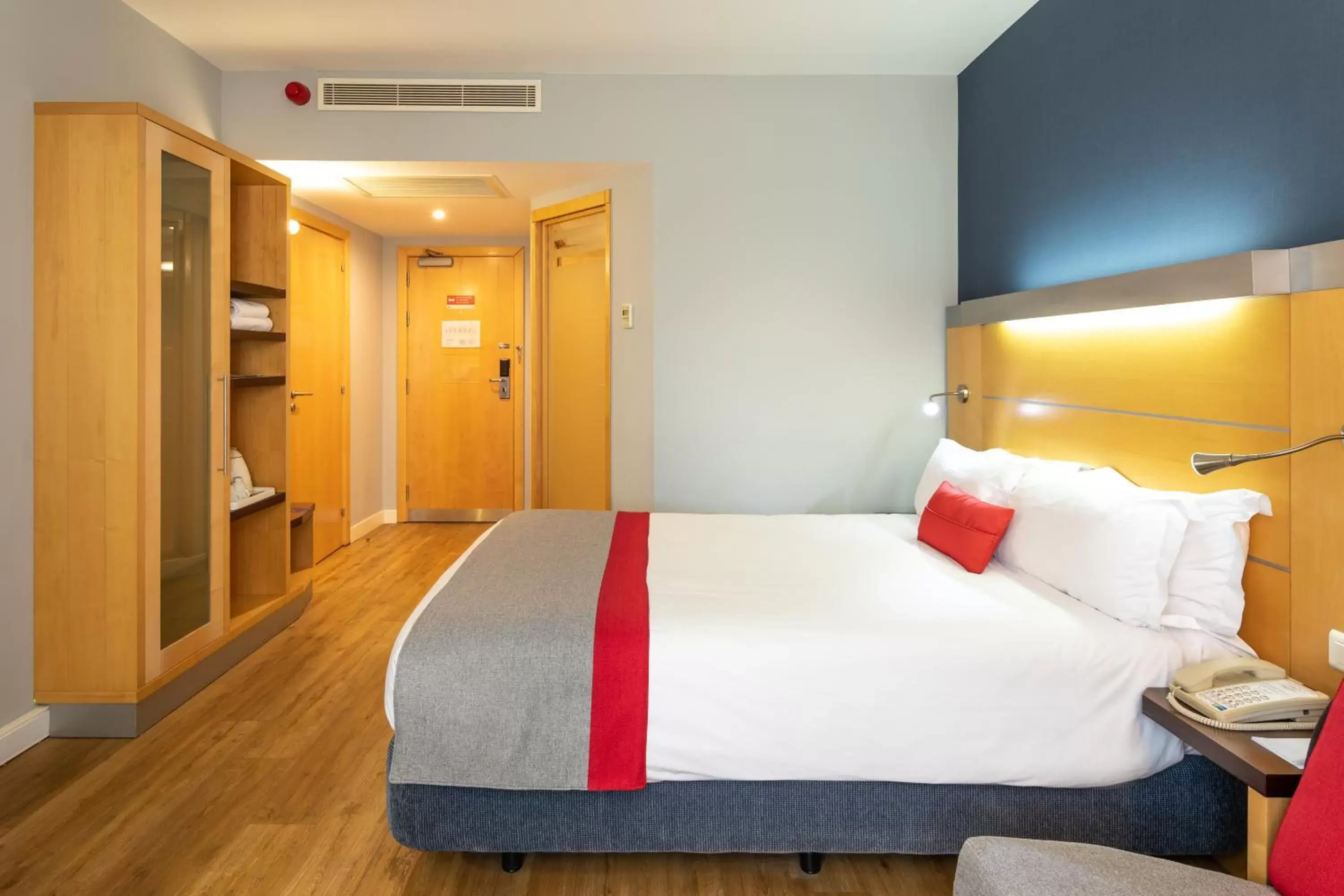 Bed in Holiday Inn Express Lisbon-Oeiras, an IHG Hotel