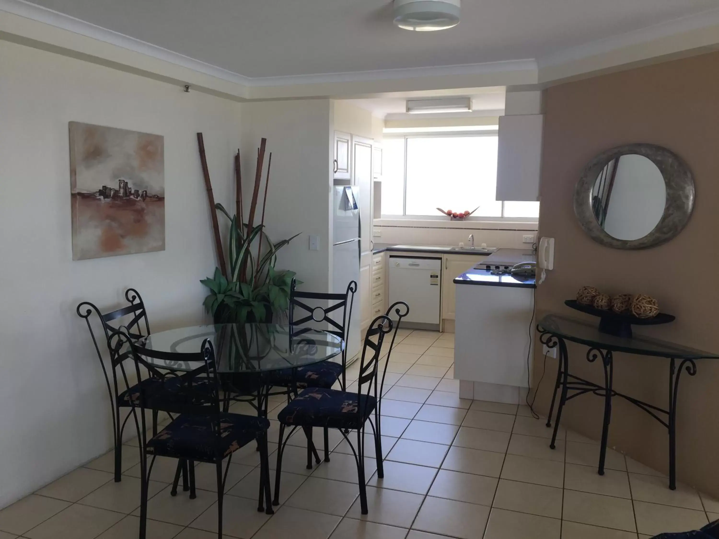 Kitchen or kitchenette, Dining Area in Ocean Plaza Resort