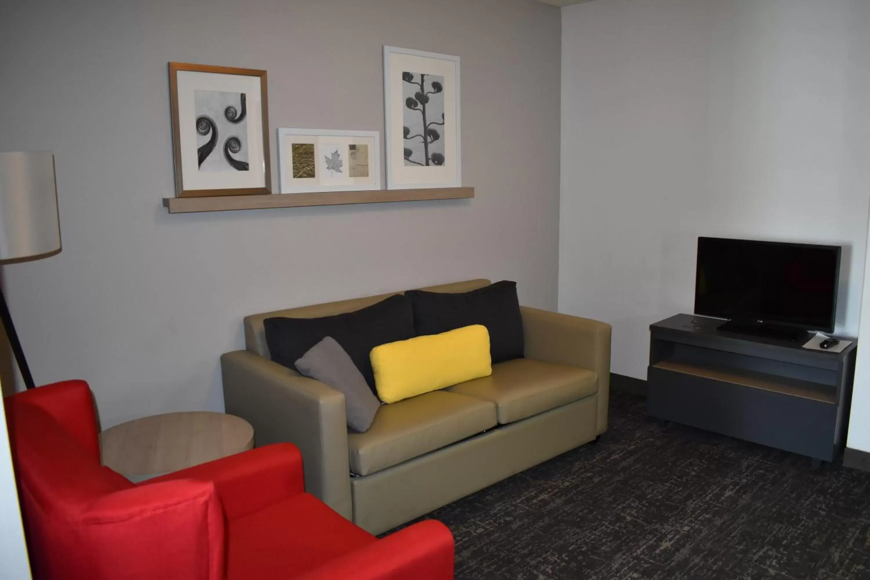 Seating Area in Country Inn & Suites by Radisson, Hagerstown, MD