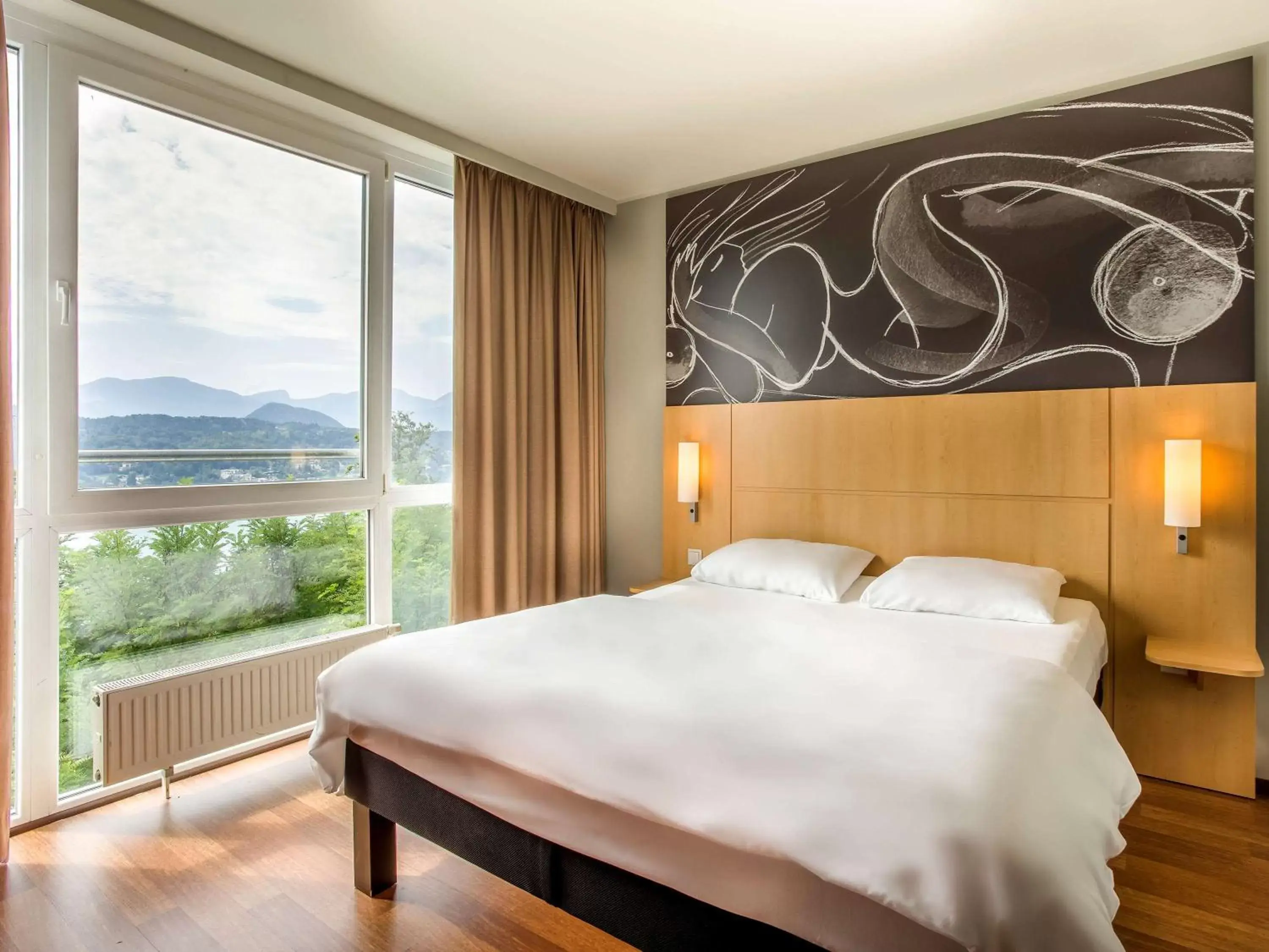 Photo of the whole room, Bed in ibis Wörthersee