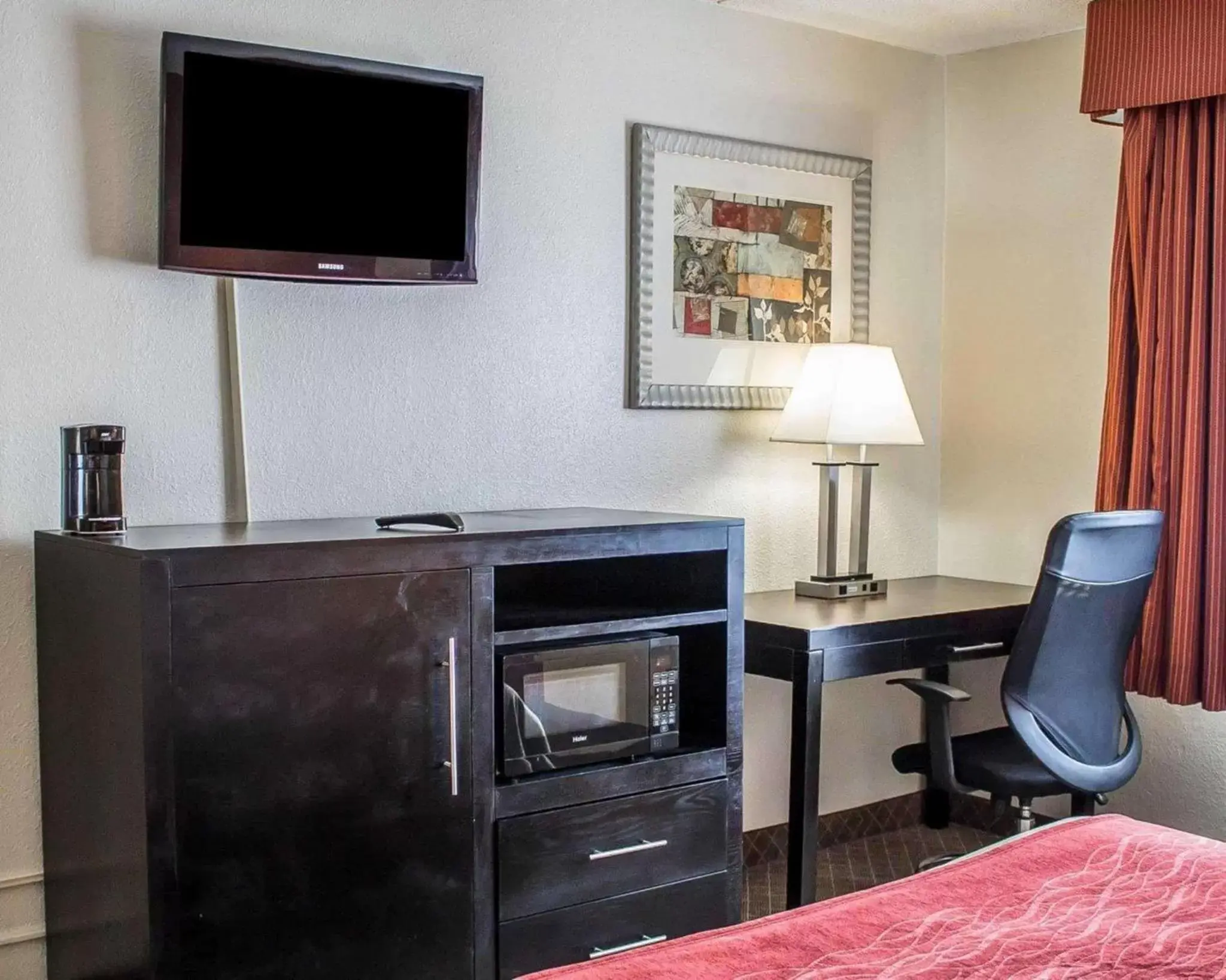 Photo of the whole room, TV/Entertainment Center in Norwood Inn & Suites Columbus