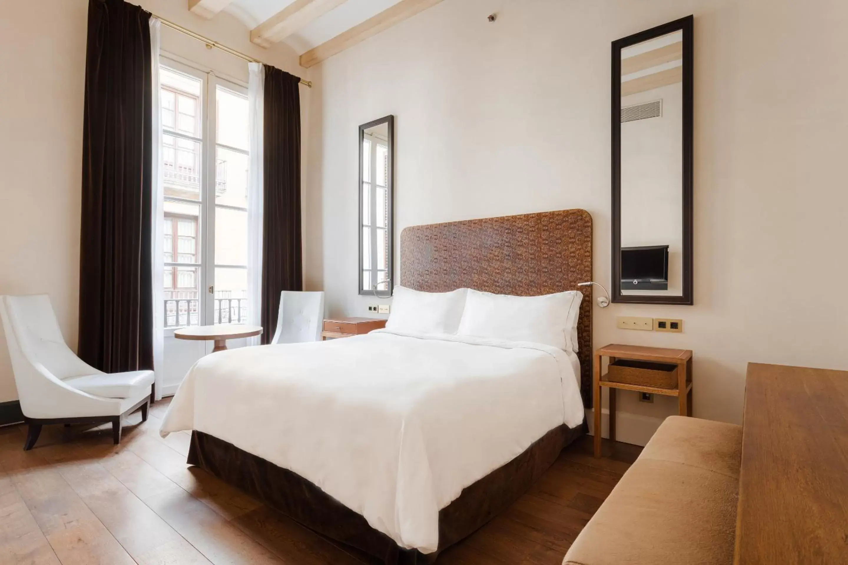 King Room with Balcony in DO Plaça Reial powered by Sonder