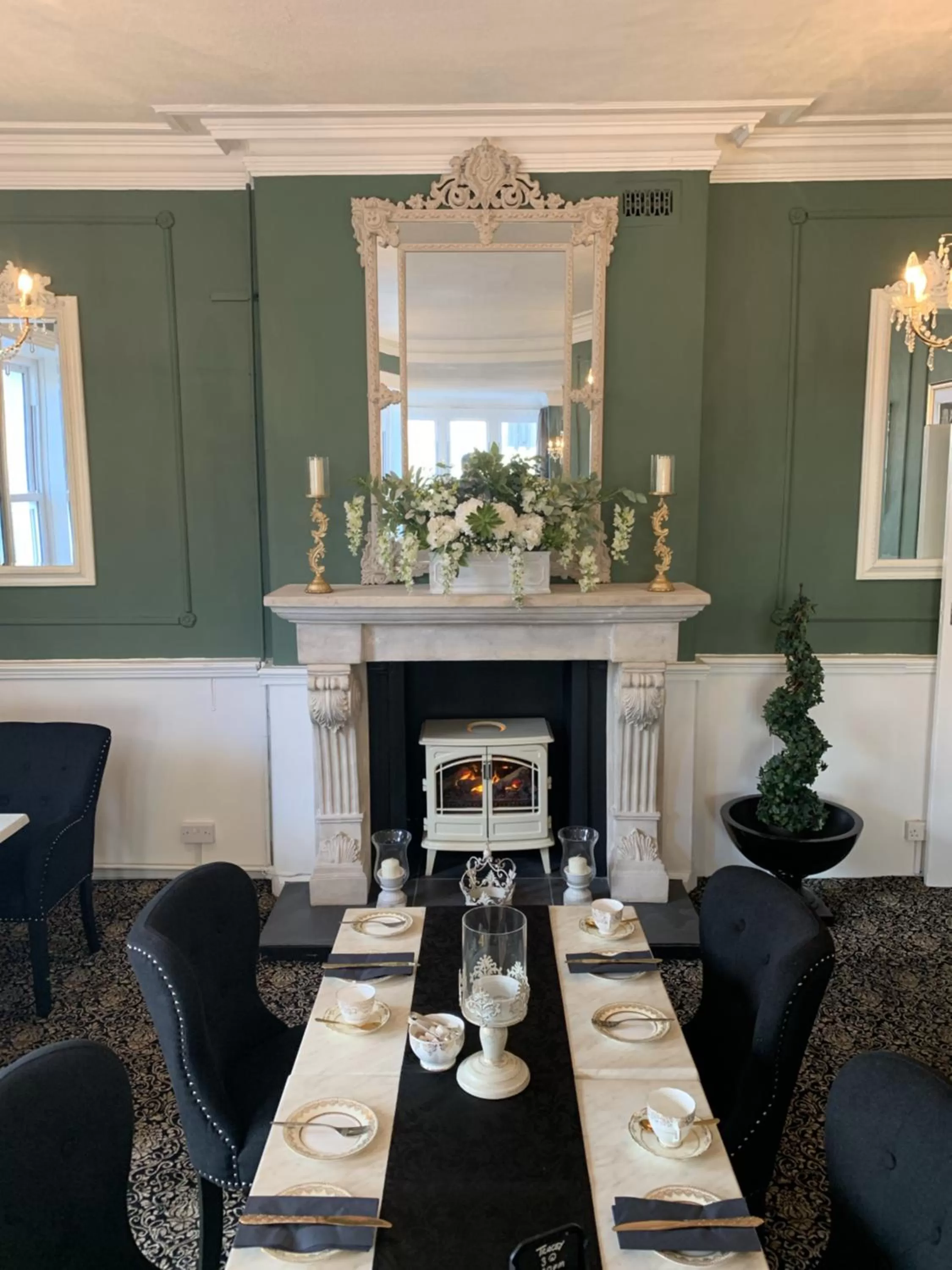 Restaurant/places to eat in Lansdowne House with Private Car Park