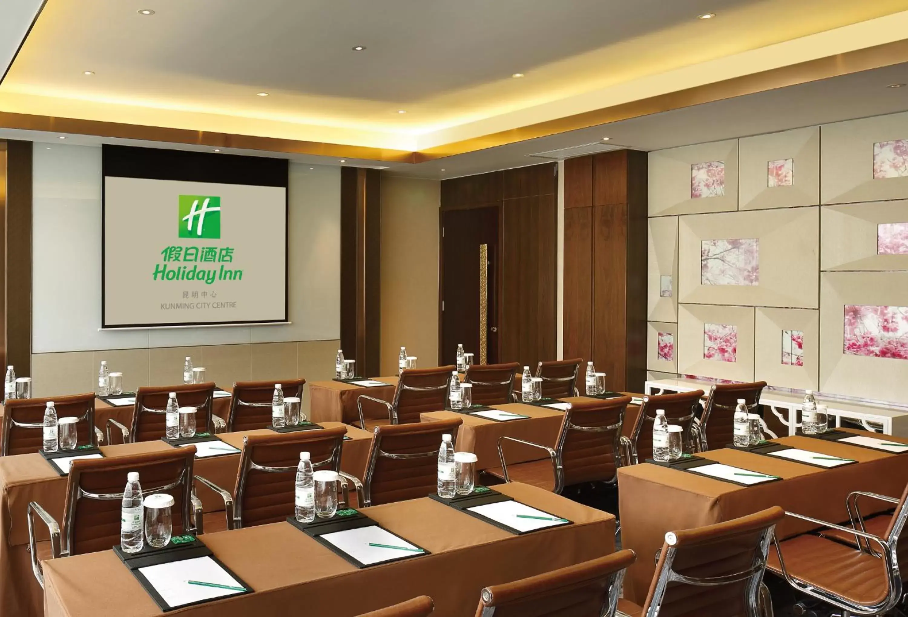 Meeting/conference room in Holiday Inn Kunming City Centre, an IHG Hotel