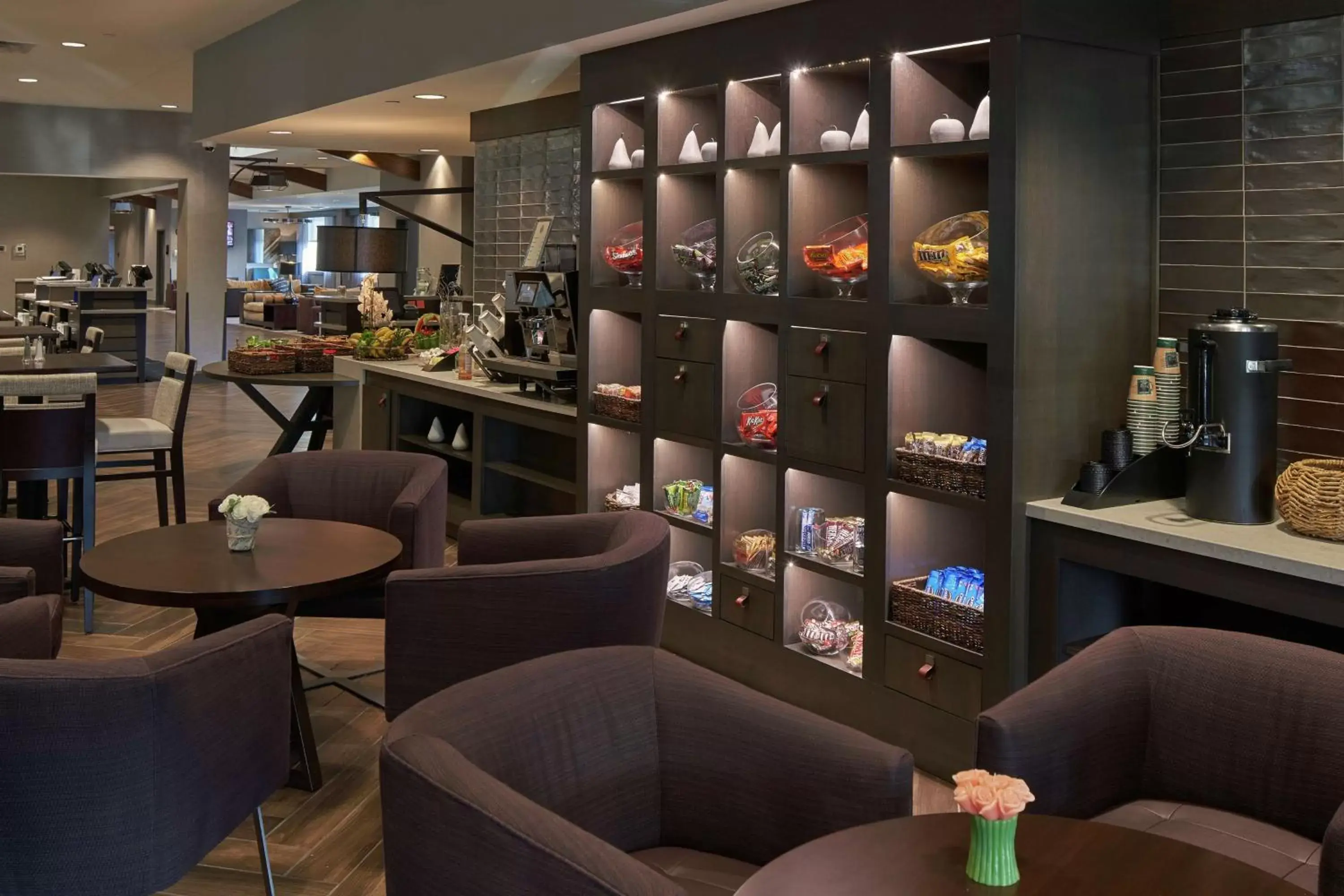 Dining area in Hilton Cincinnati Airport