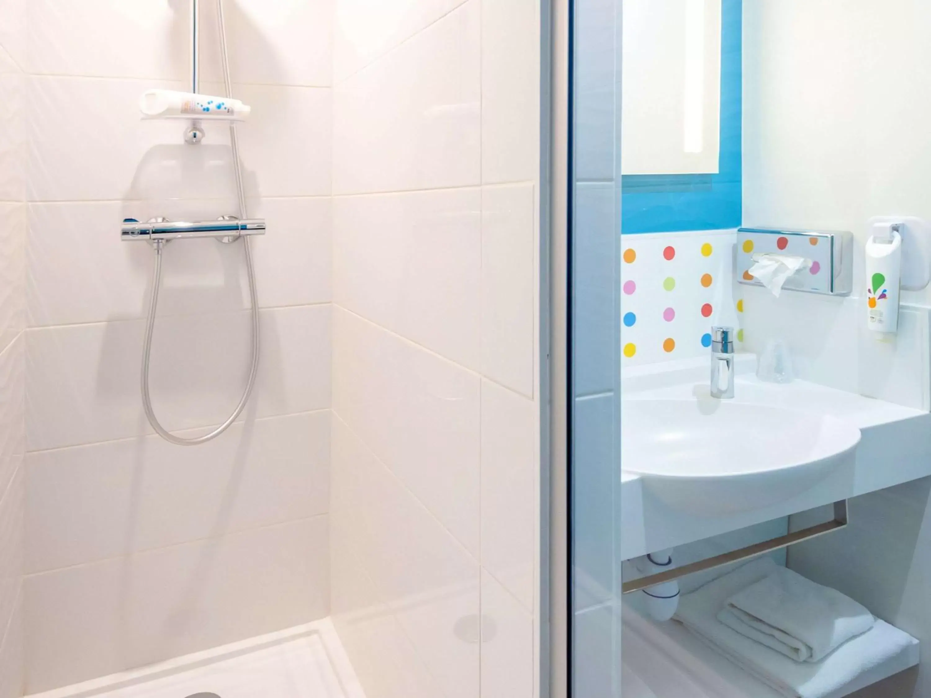 Shower, Bathroom in ibis Styles Fréjus St Raphael
