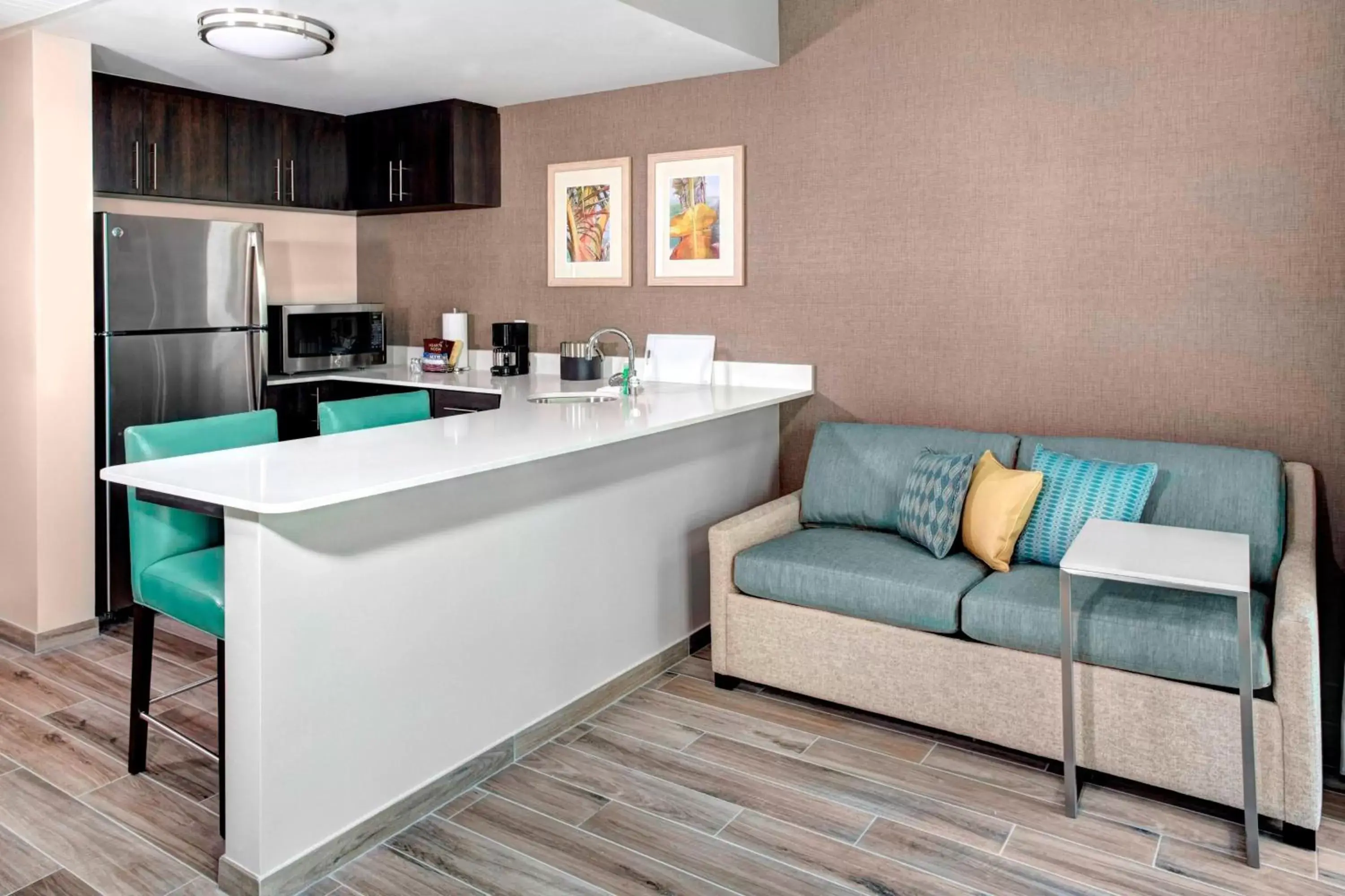 Living room, Kitchen/Kitchenette in Residence Inn by Marriott Miami Beach Surfside