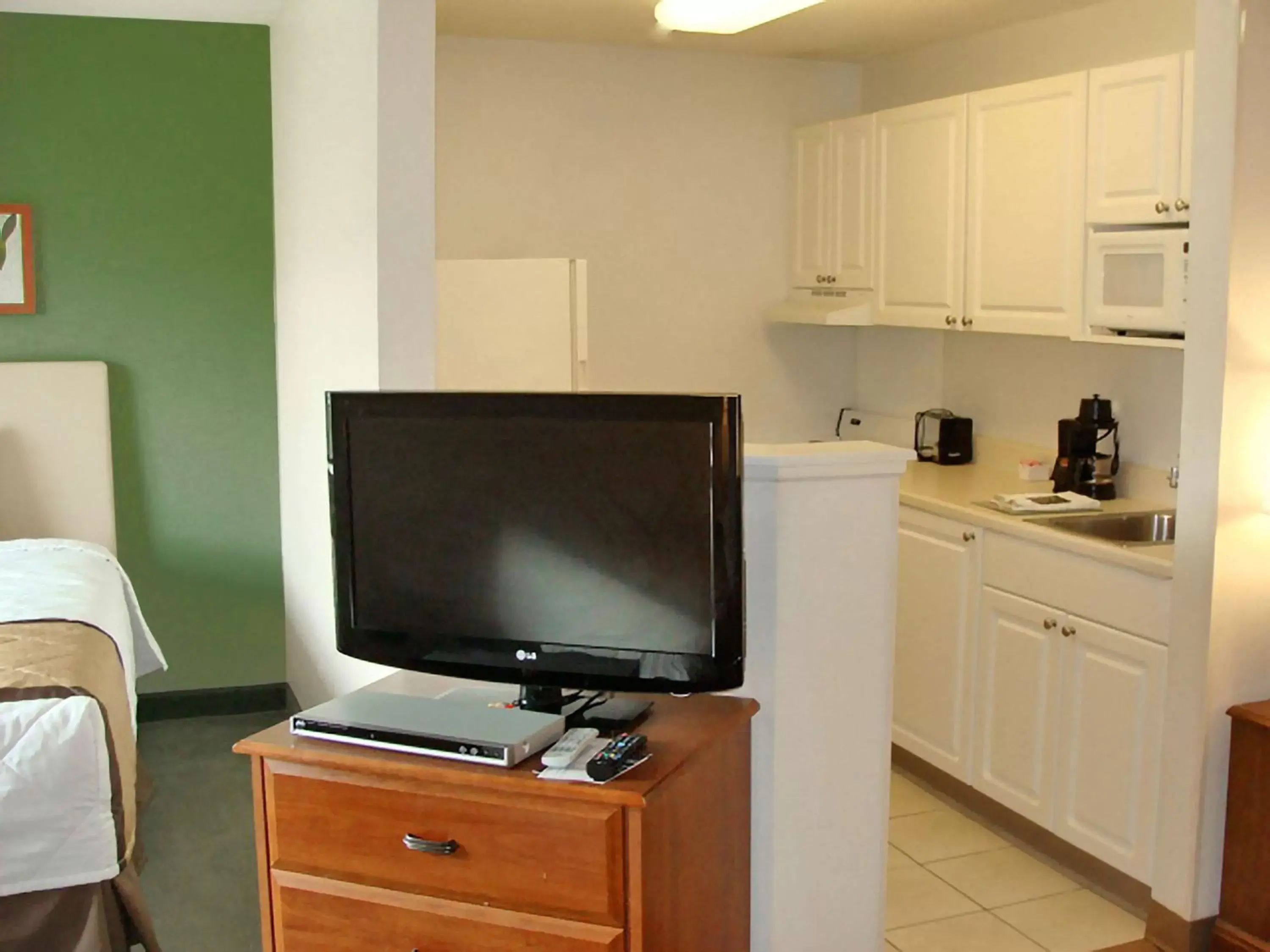 Bedroom, TV/Entertainment Center in Extended Stay America Suites - Philadelphia - Airport - Bartram Ave