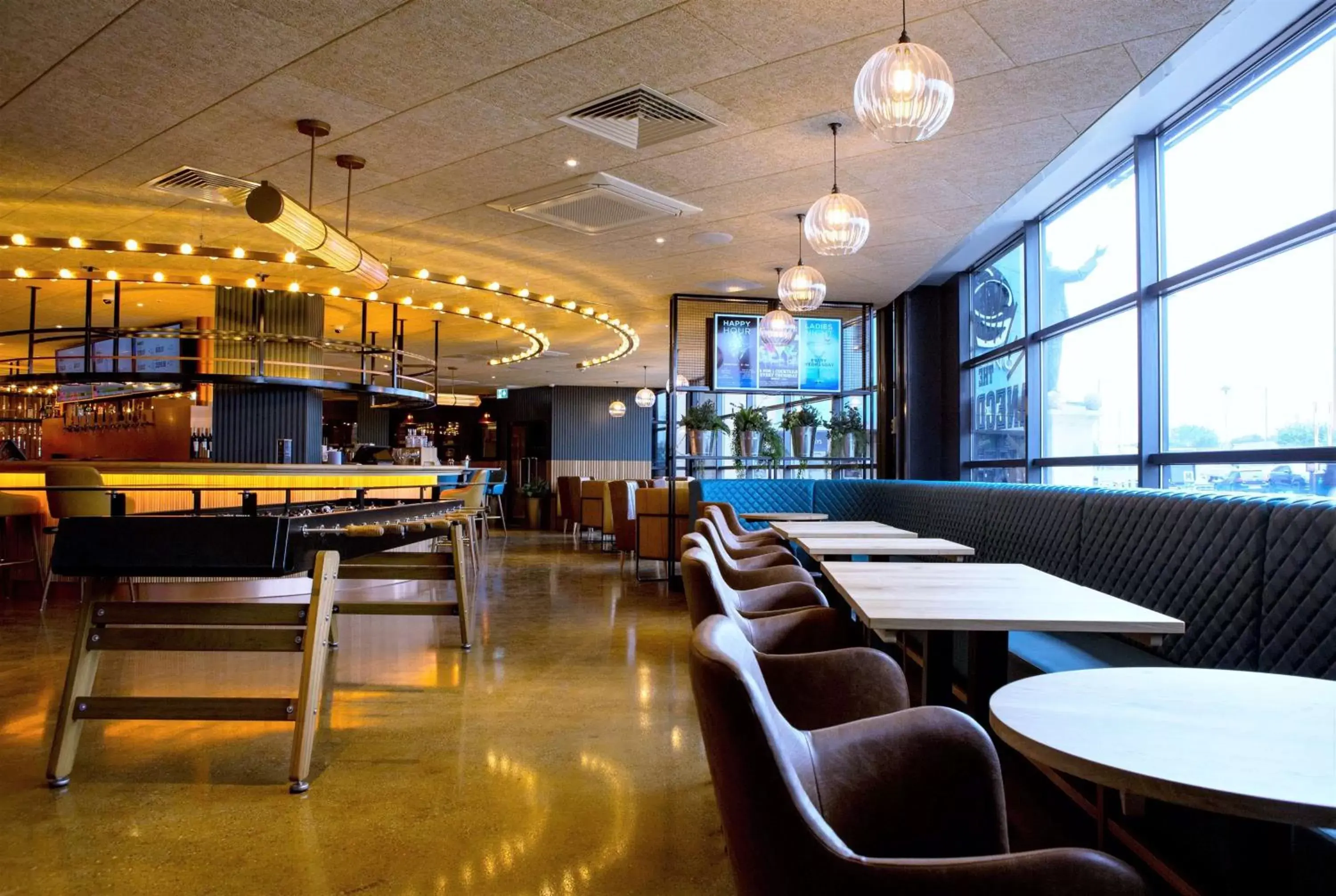 Lounge or bar, Restaurant/Places to Eat in DoubleTree by Hilton Coventry Building Society Arena