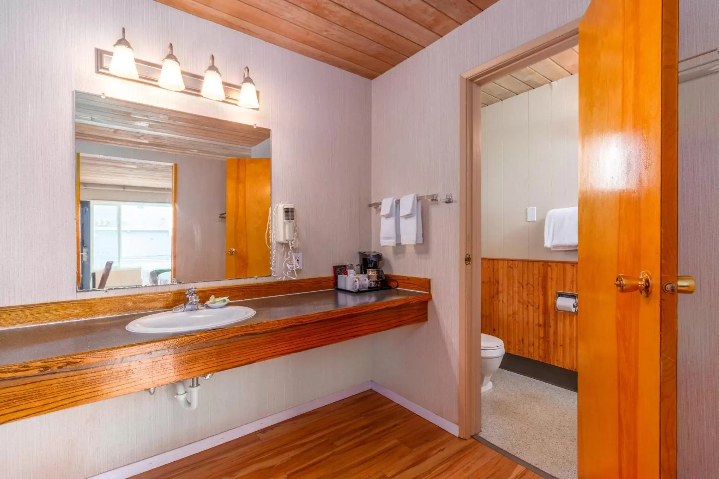 Bathroom in Seashore Inn on the Beach Seaside