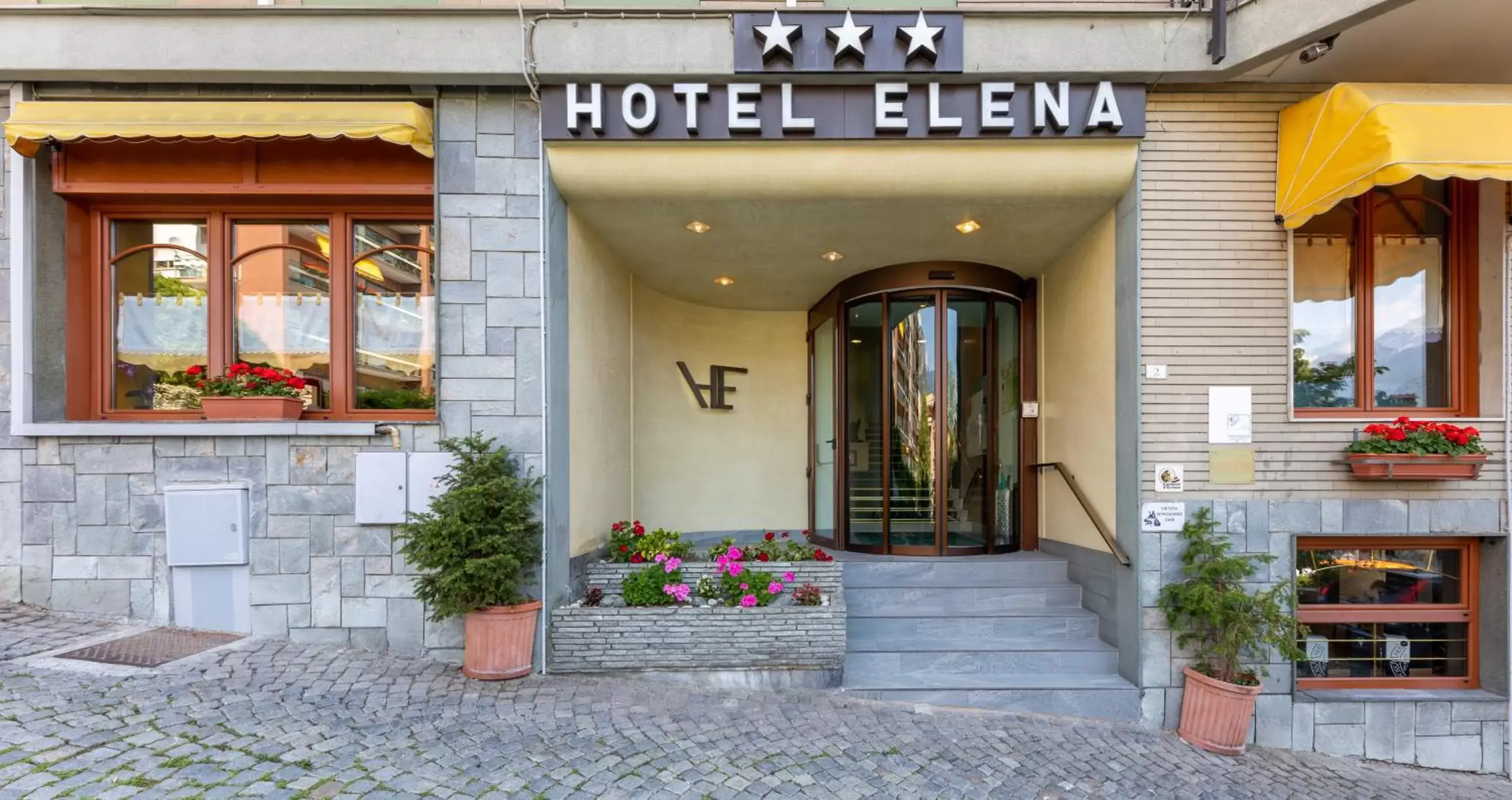 Facade/entrance in Hotel Elena