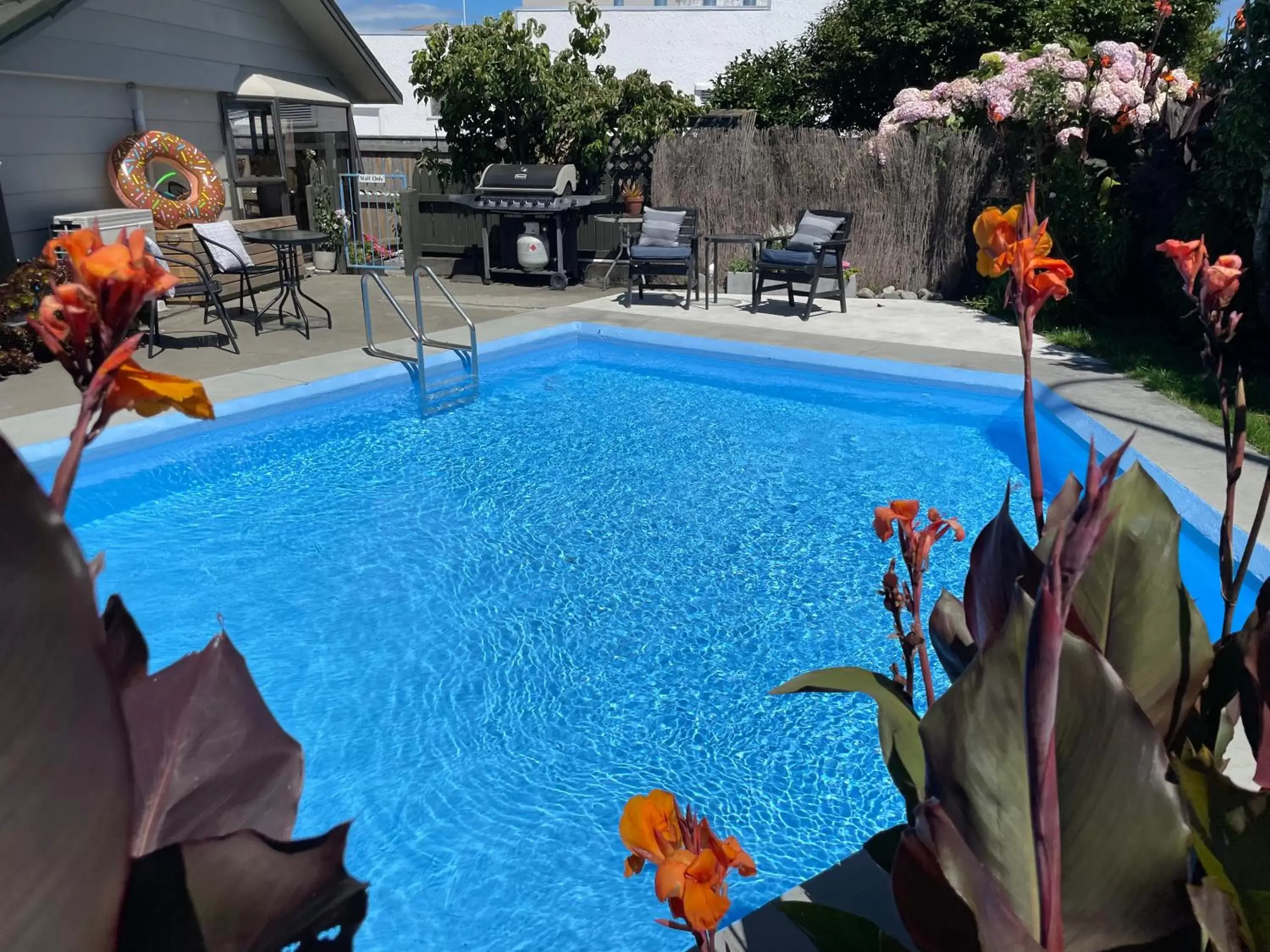 Swimming Pool in Colonial Motel