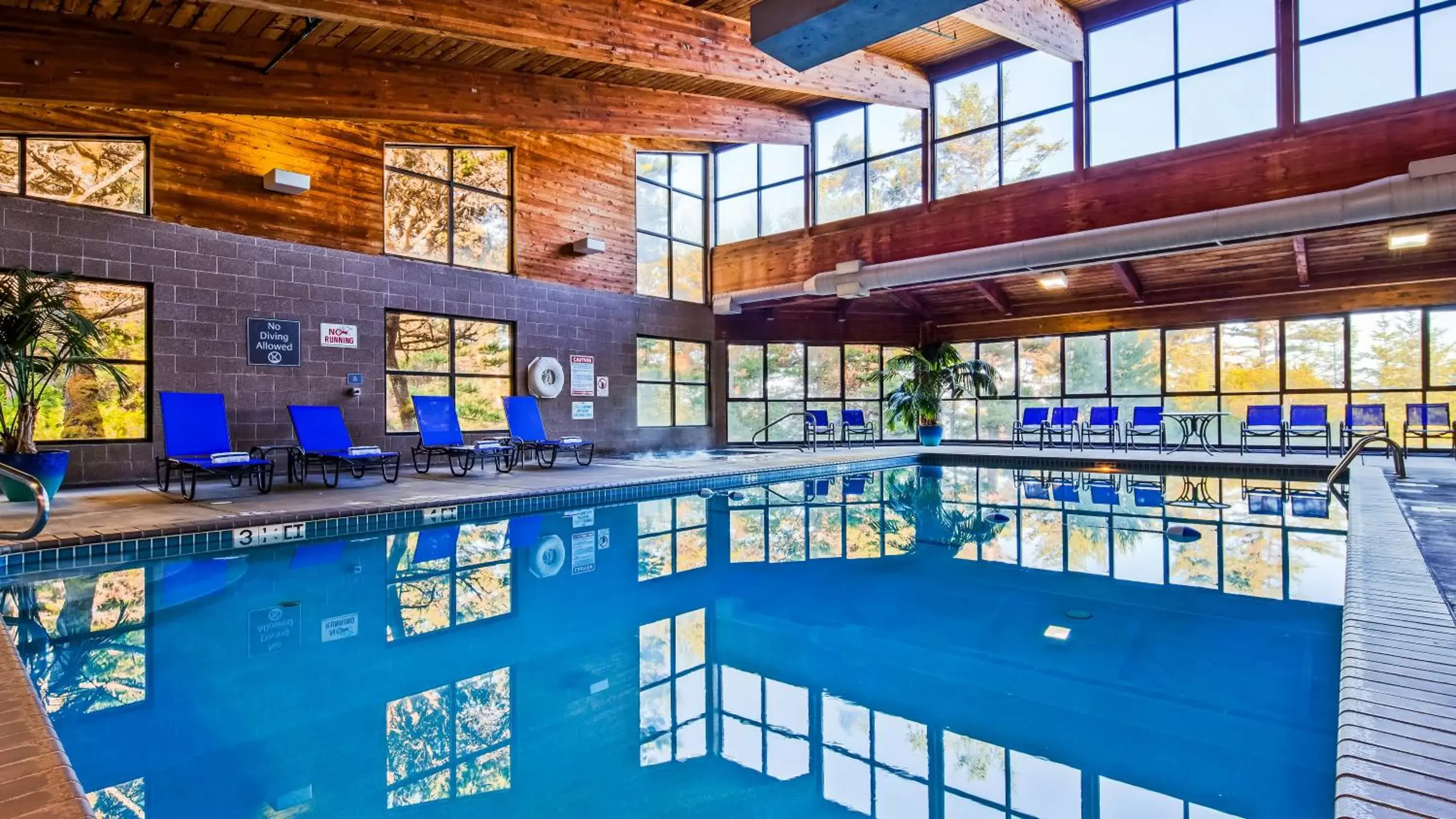 Swimming Pool in Best Western Plus Agate Beach Inn