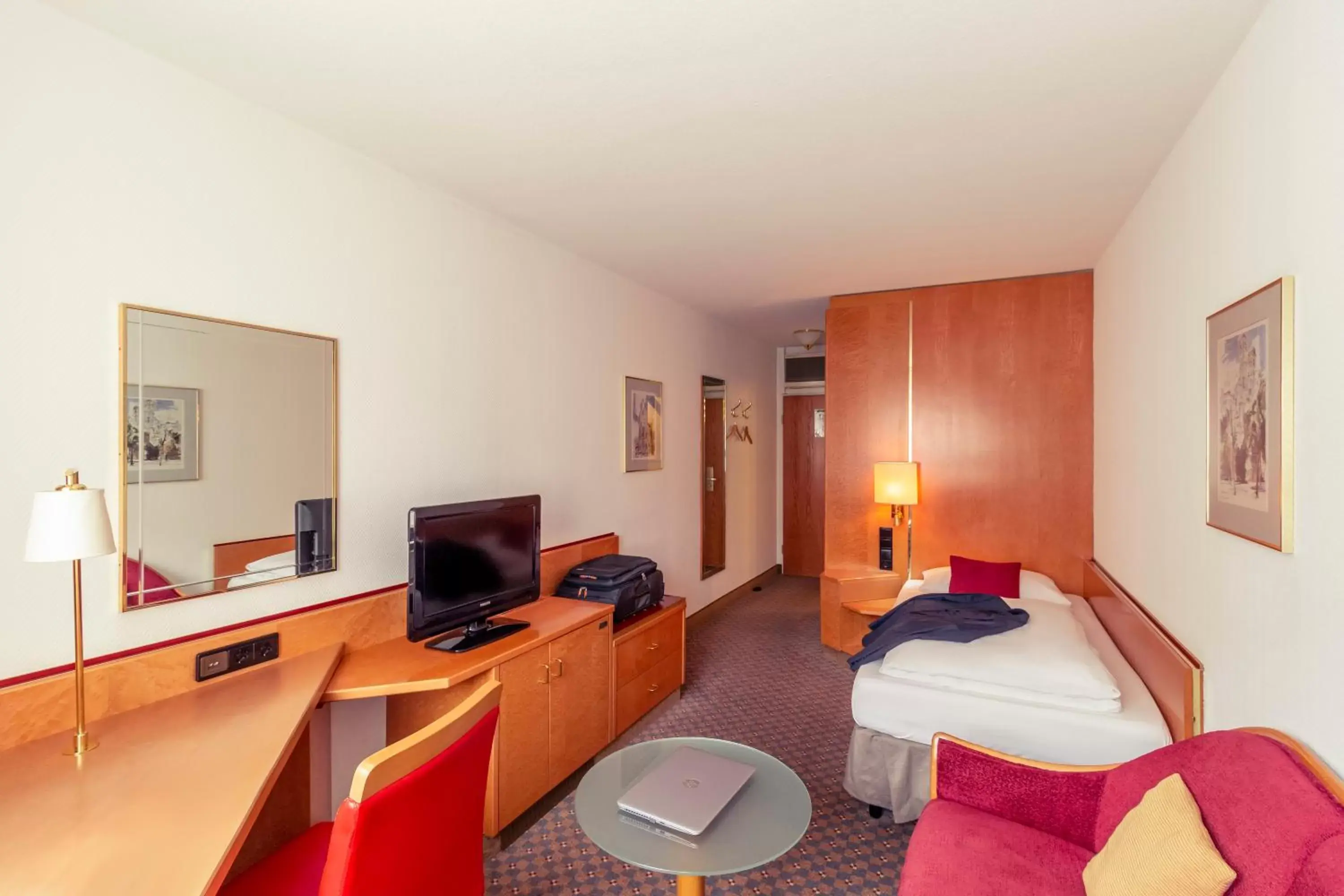 Photo of the whole room, TV/Entertainment Center in Mercure Hotel Köln City Friesenstraße