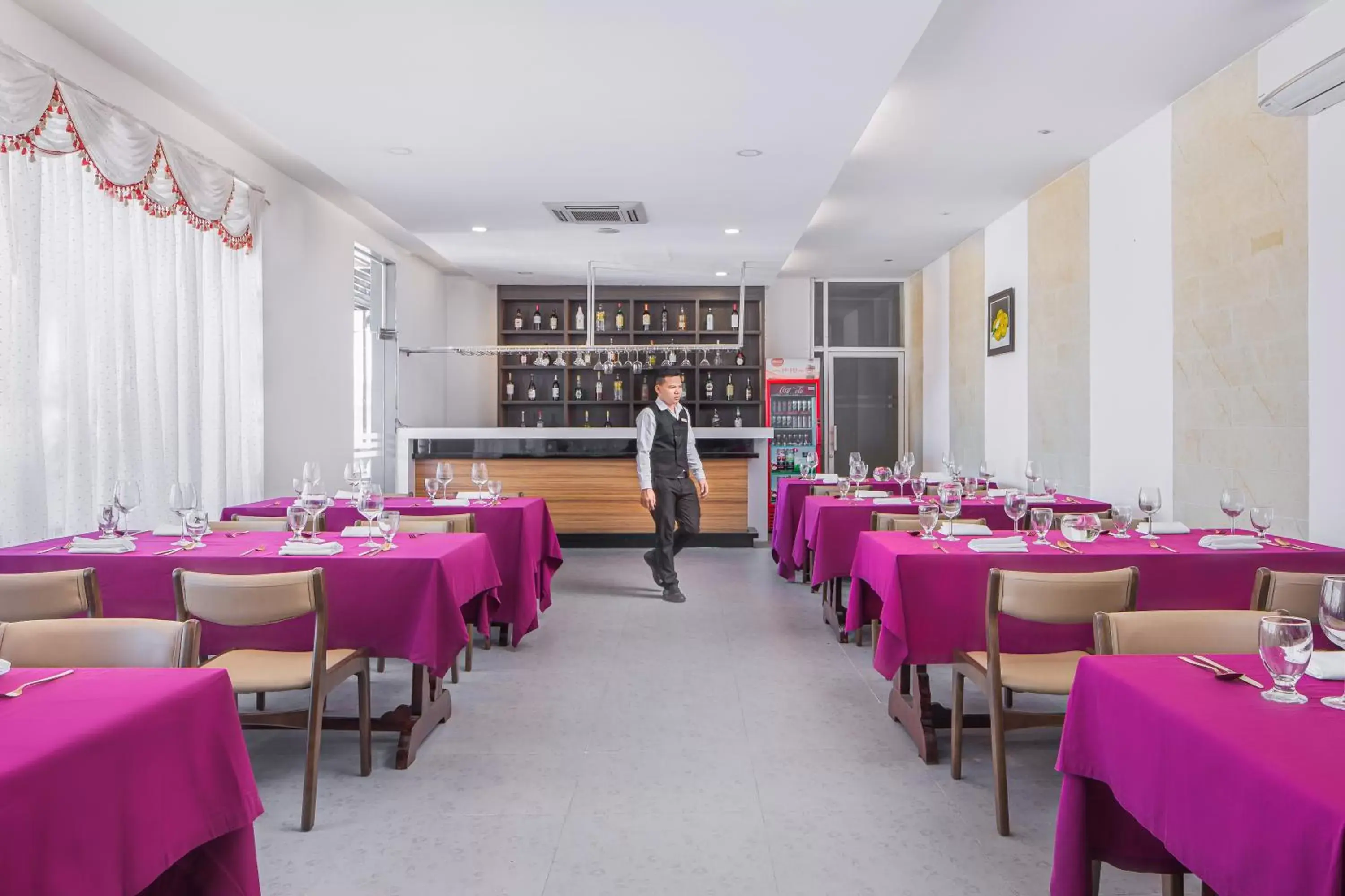 Restaurant/Places to Eat in Altos Hotel