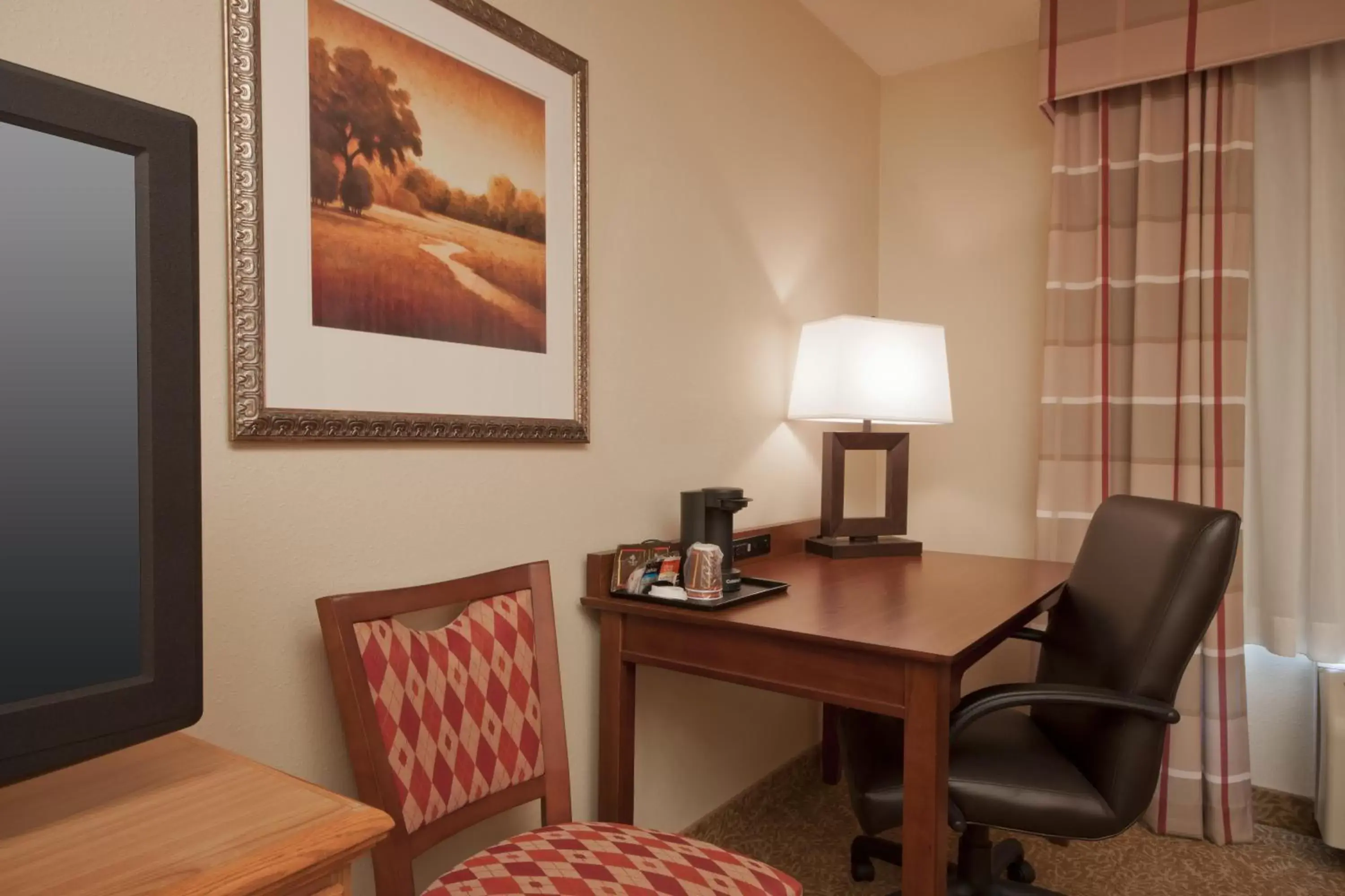 Seating area, TV/Entertainment Center in Country Inn & Suites by Radisson, Davenport, IA