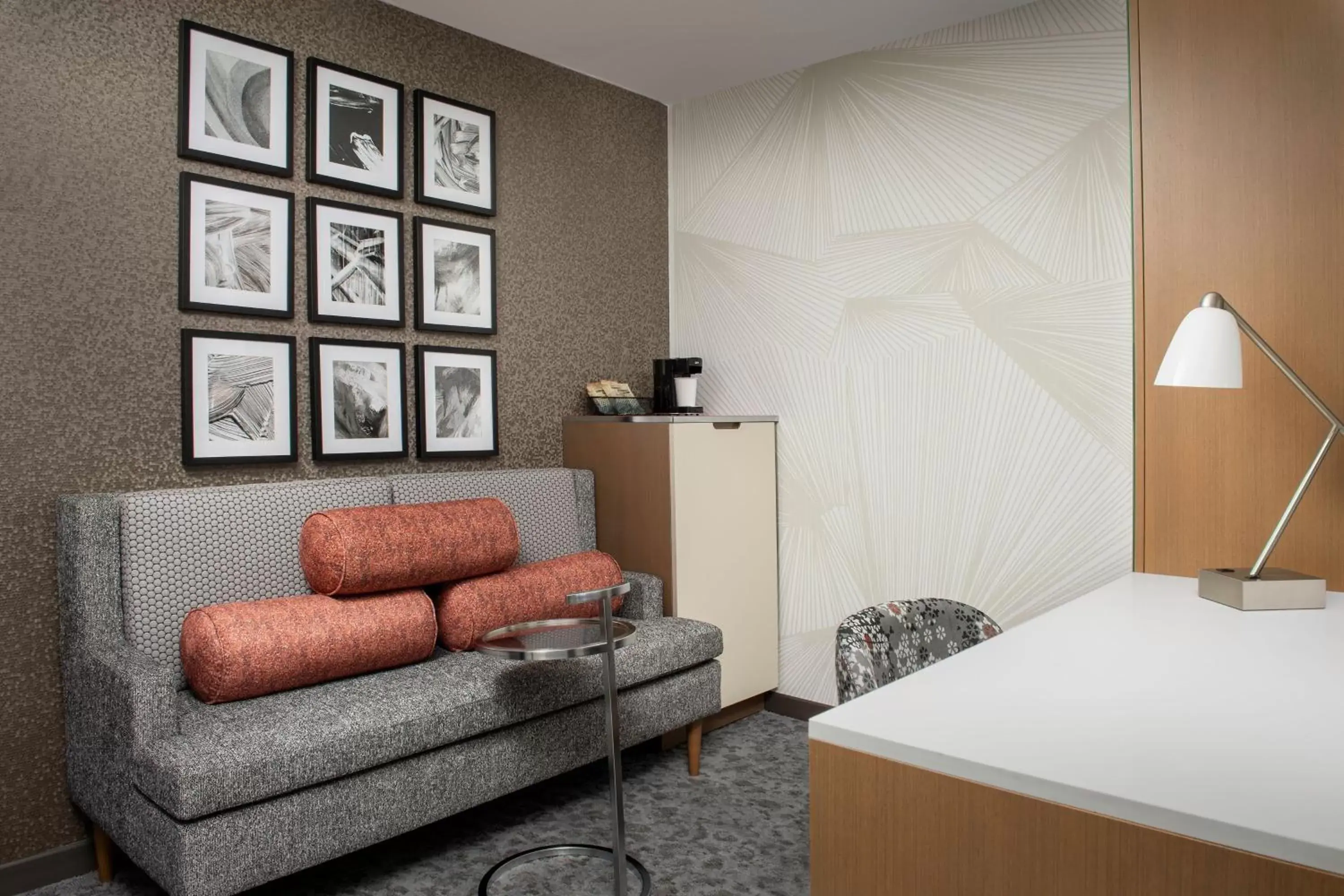 Bedroom, Seating Area in SpringHill Suites by Marriott New York Queens