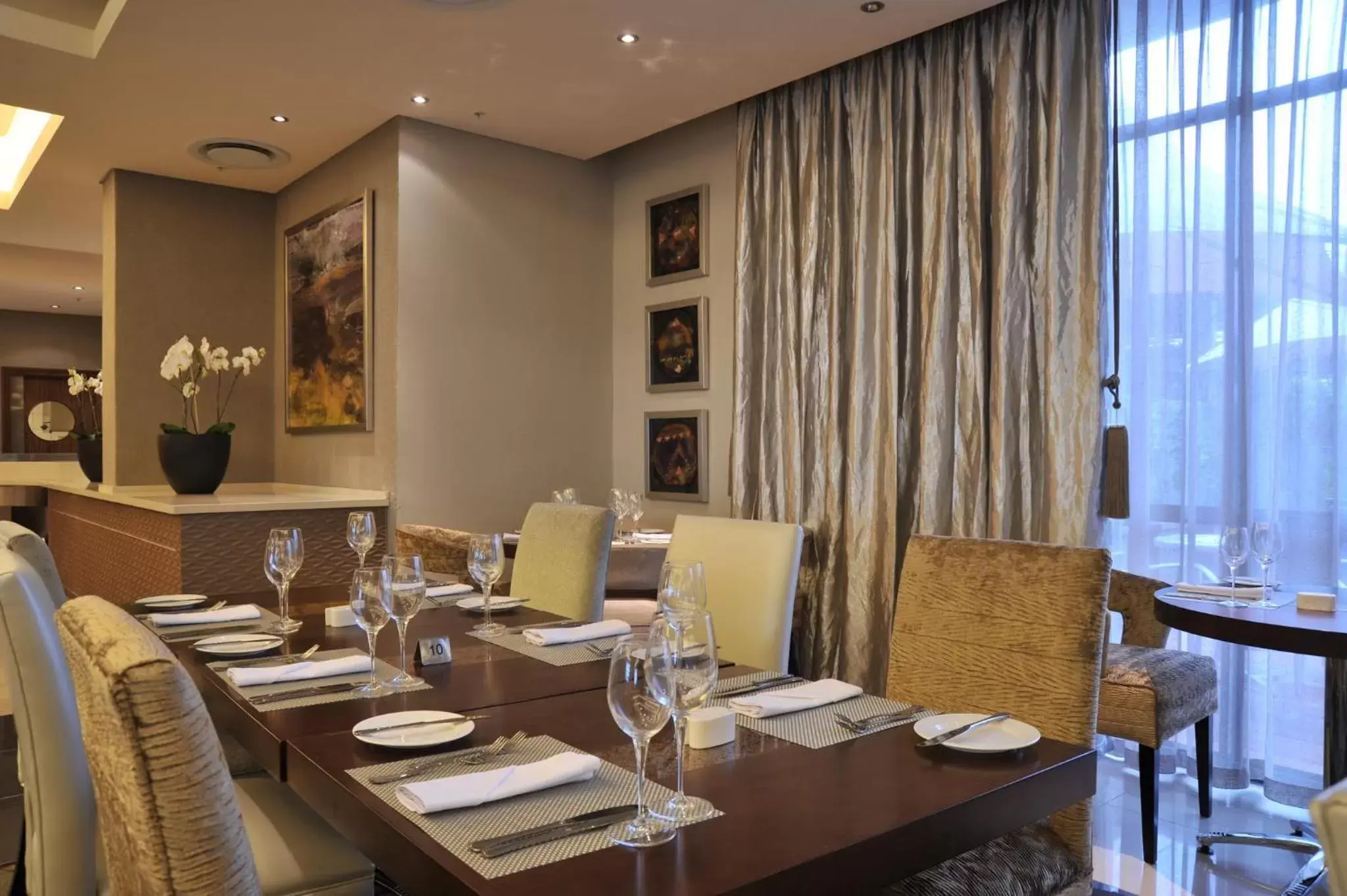 Restaurant/Places to Eat in Holiday Inn Johannesburg-Rosebank, an IHG Hotel