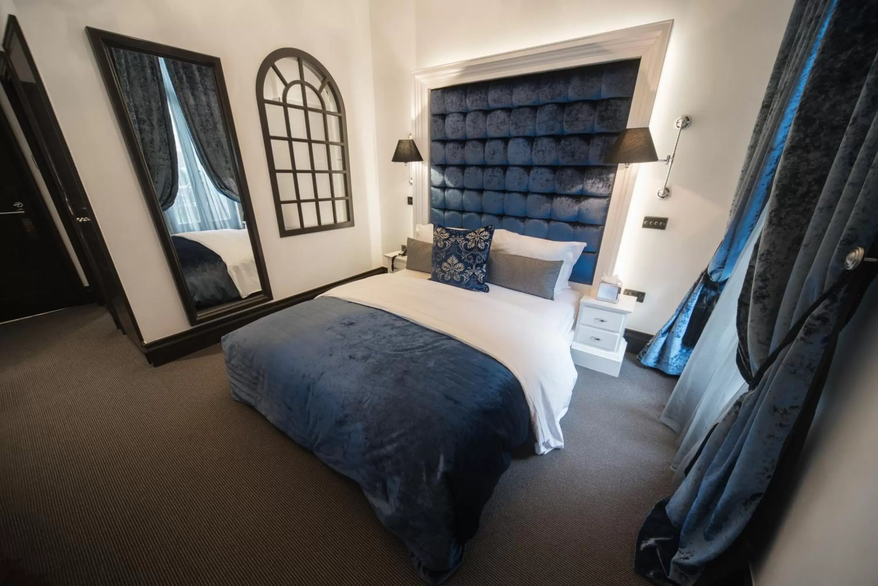 Photo of the whole room, Bed in The Exhibitionist Hotel