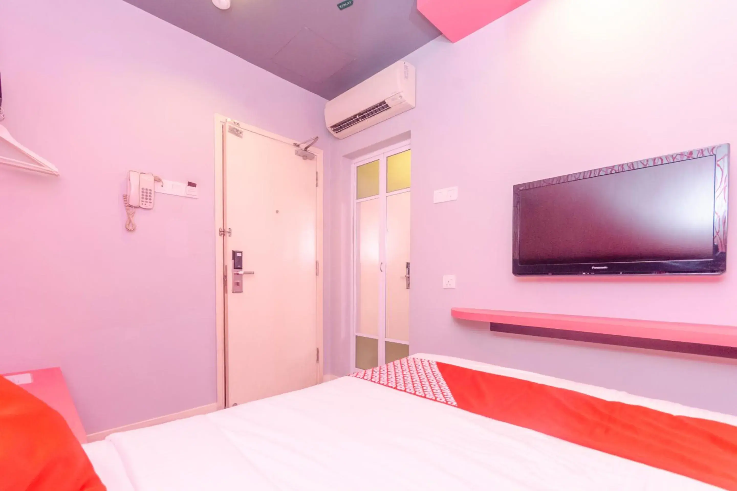 Bedroom, TV/Entertainment Center in OYO 902 Rooms Boutique Hotel