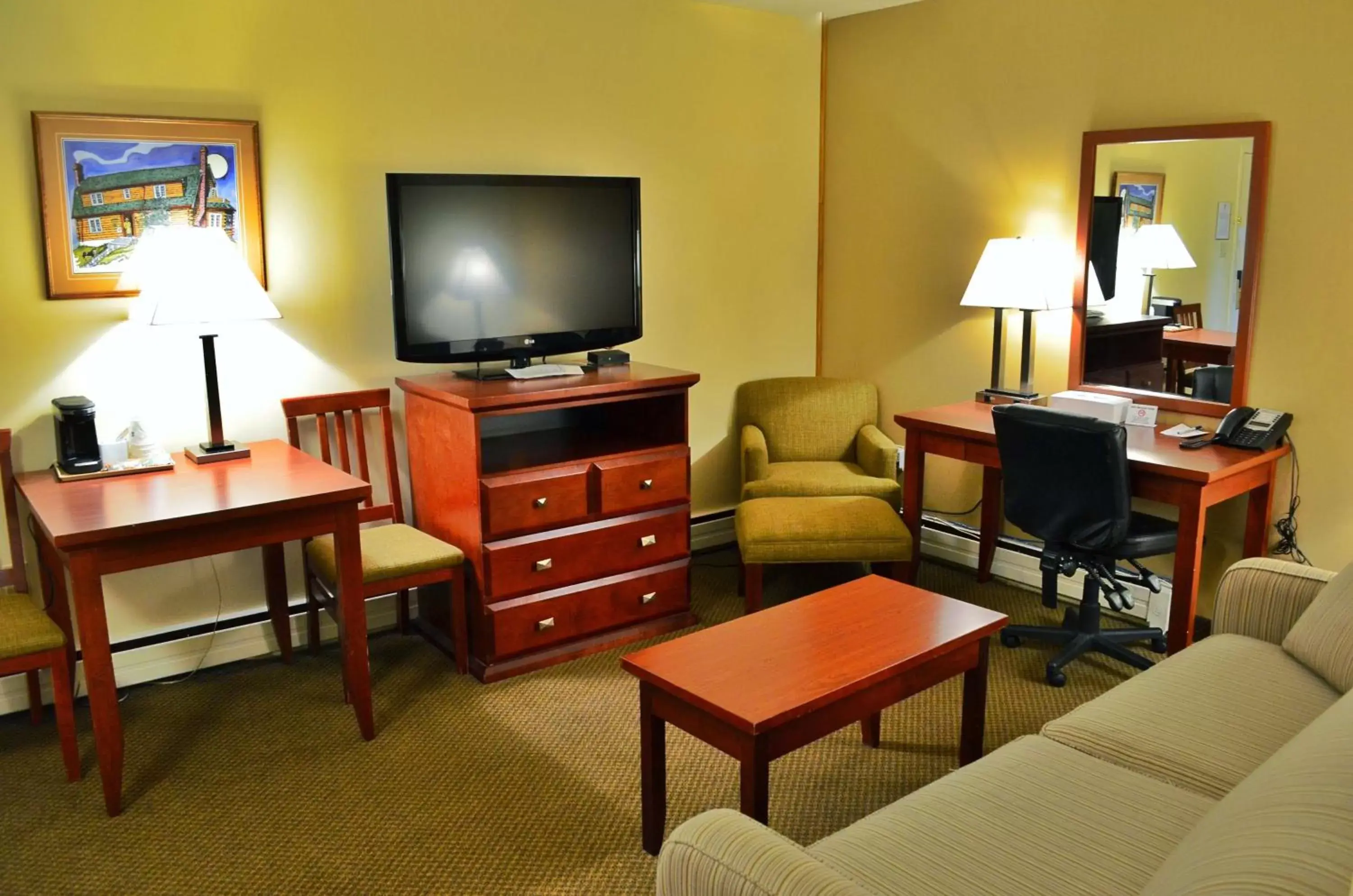 Living room, TV/Entertainment Center in Best Western Gold Rush Inn