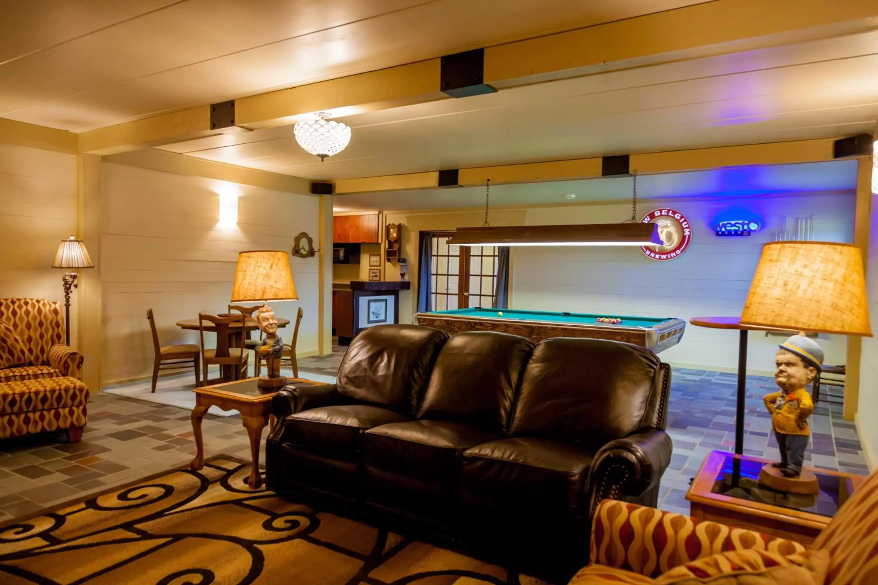 Communal lounge/ TV room, Lobby/Reception in The Oakwood Inn