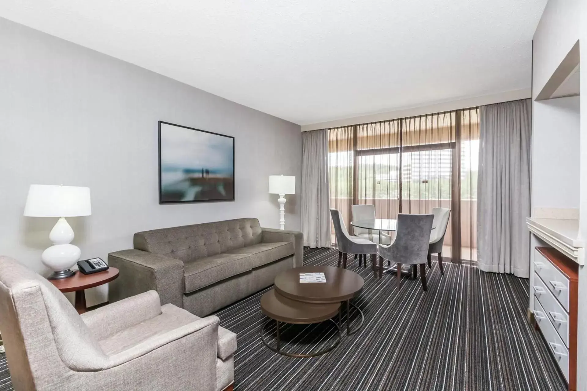 Living room, Seating Area in Sonesta Atlanta Northwest Galleria