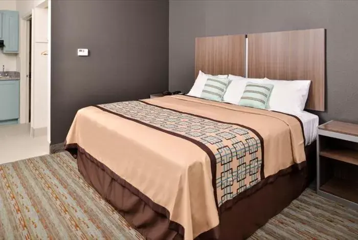 Bedroom, Bed in Scottish Inn & Suites - Conroe
