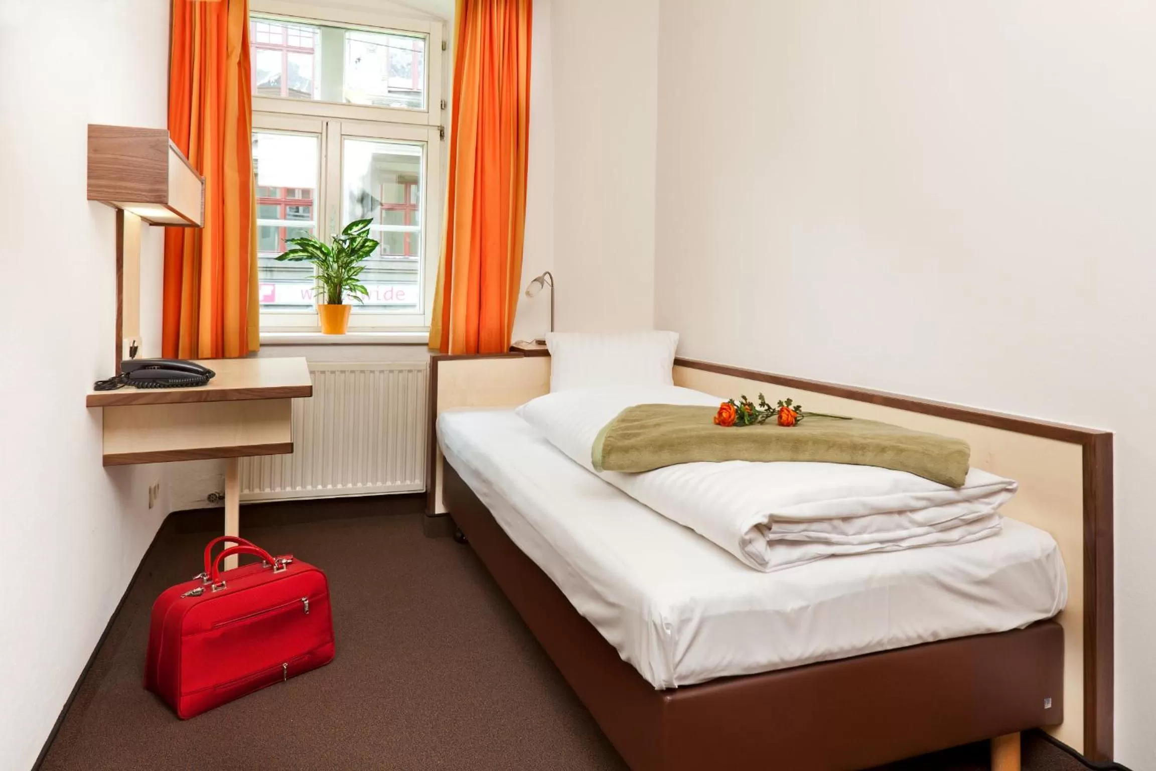Bed in Hotel Goldene Krone Innsbruck