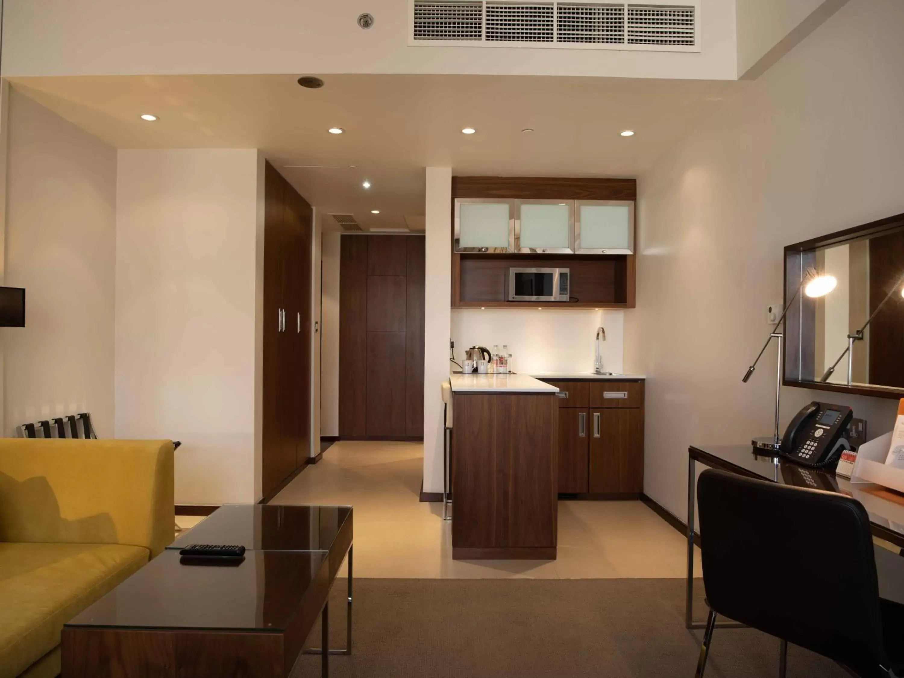 Living room, Kitchen/Kitchenette in Centro Capital Doha - By Rotana