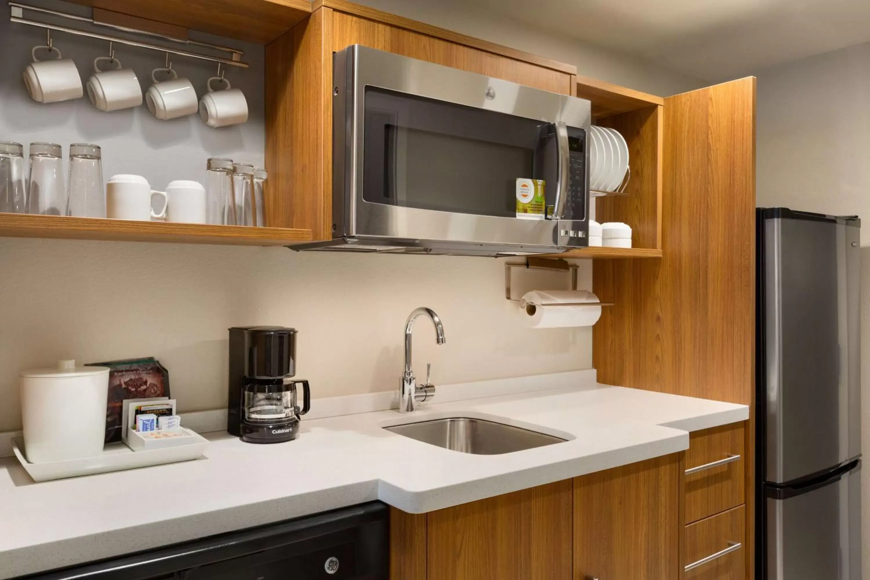 Kitchen or kitchenette, Kitchen/Kitchenette in Home2 Suites By Hilton Glendale Westgate