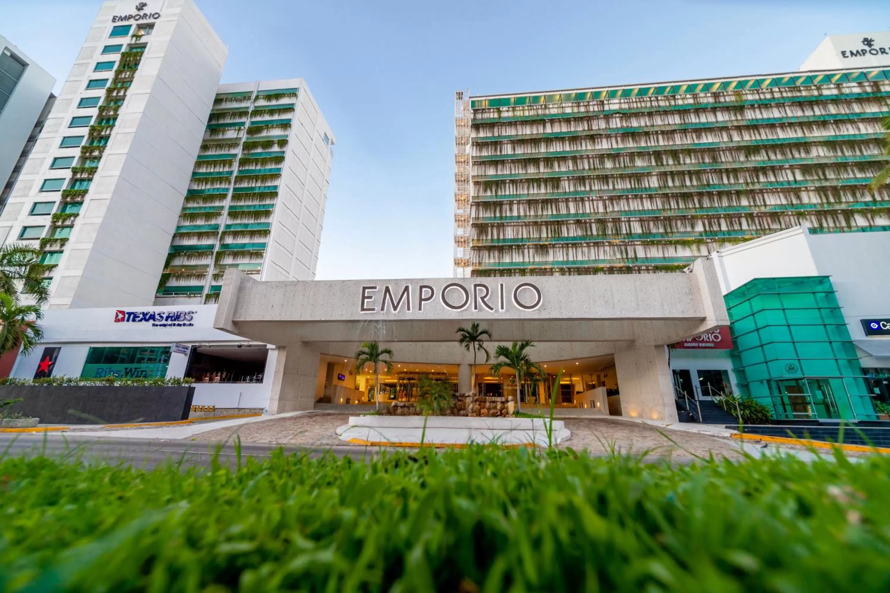 Property building in Emporio Acapulco