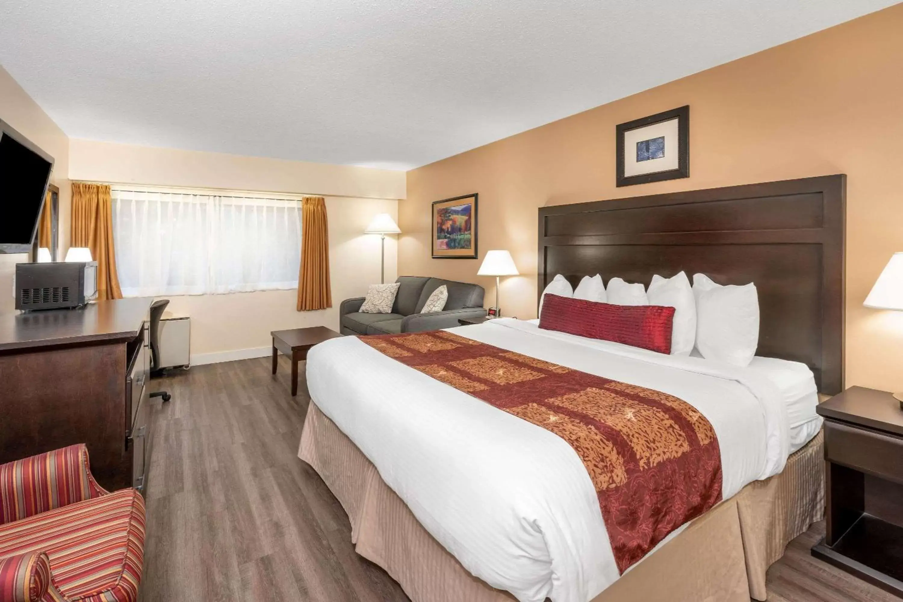 Photo of the whole room, Bed in Ramada by Wyndham Coquitlam Photo of the whole room, Bed in Ramada by Wyndham Coquitlam