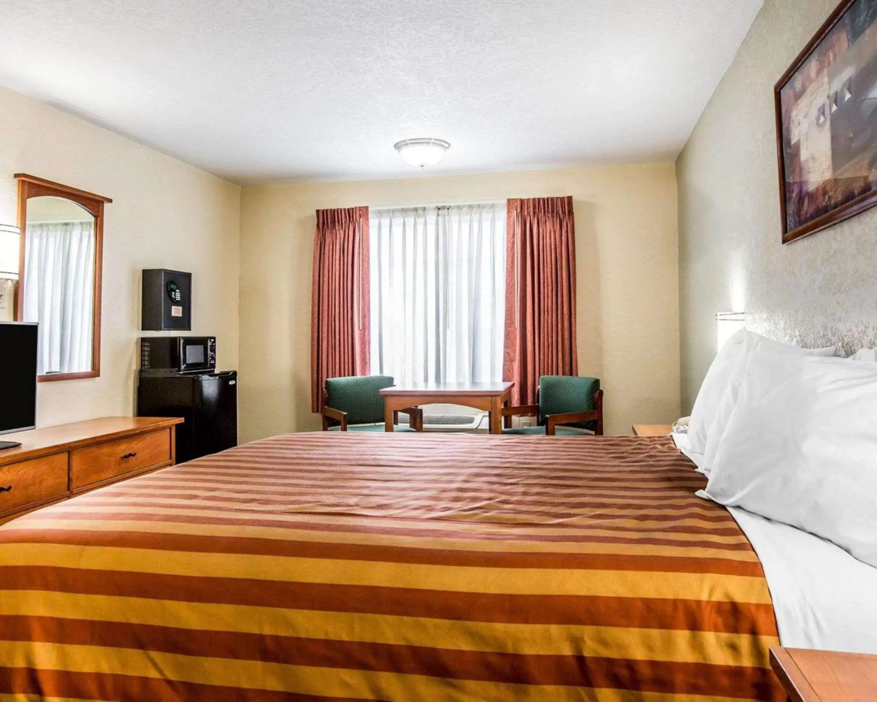 Photo of the whole room, Bed in Rodeway Inn San Clemente Beach