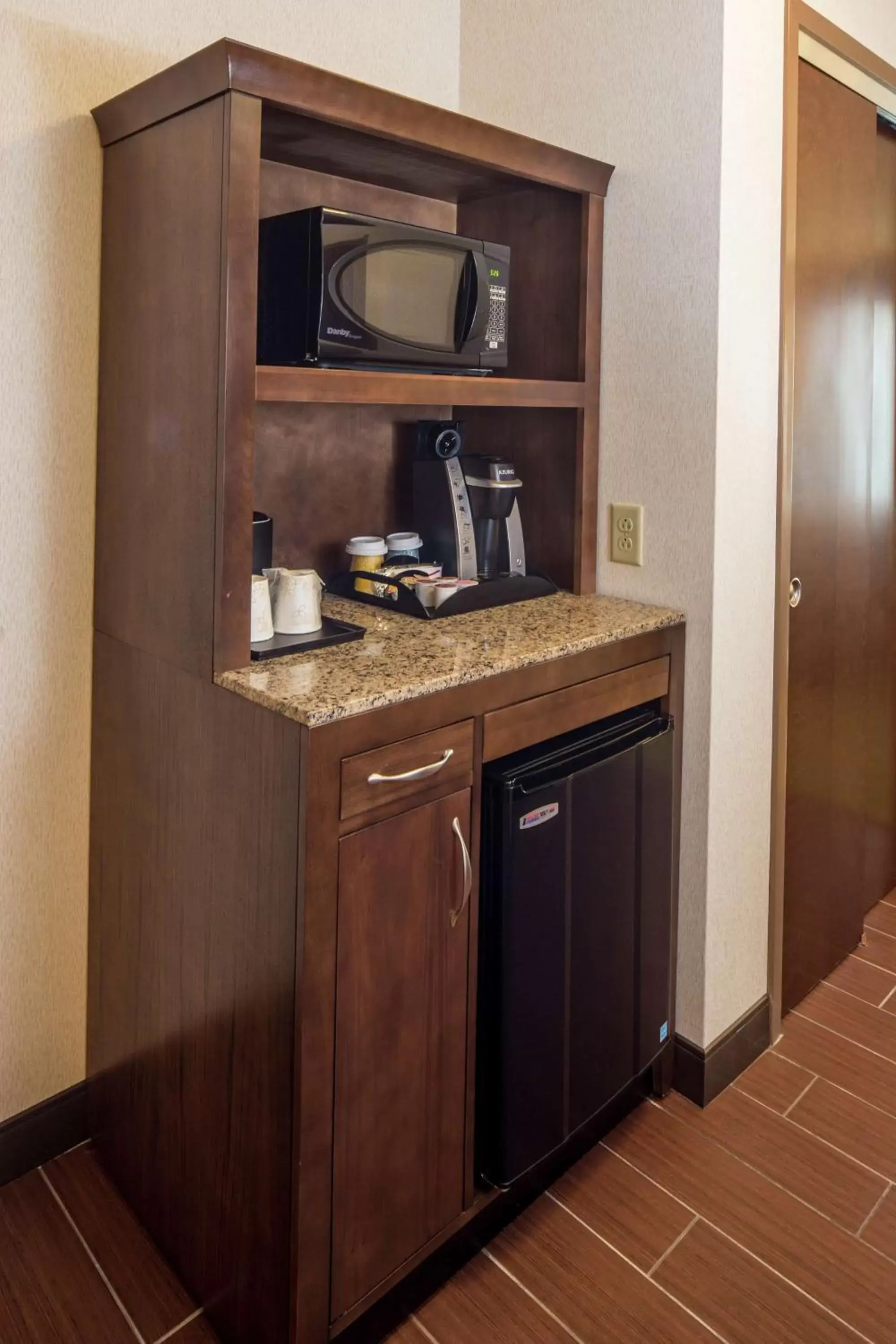 Photo of the whole room, Kitchen/Kitchenette in Hilton Garden Inn Uniontown