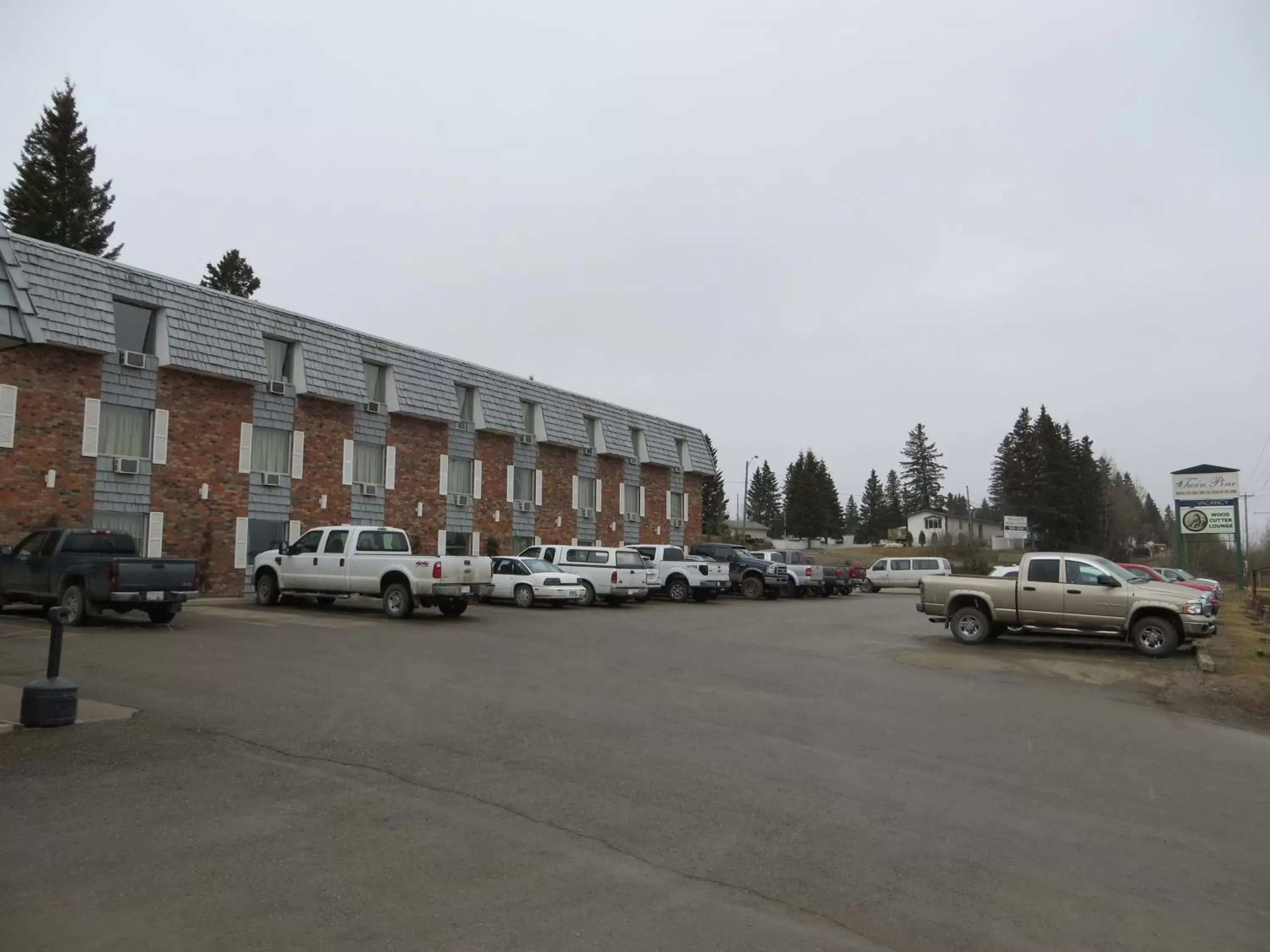 Facade/entrance, Property Building in Twin Pine Inn & Suites