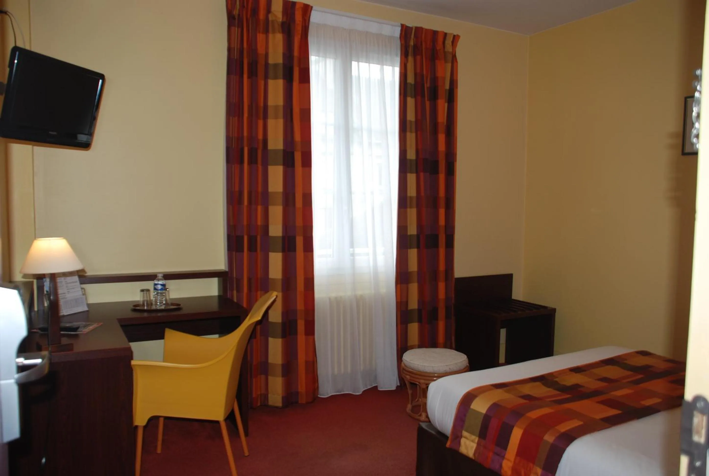 Photo of the whole room, Bed in The Originals City, Hôtel Cathédrale, Lisieux