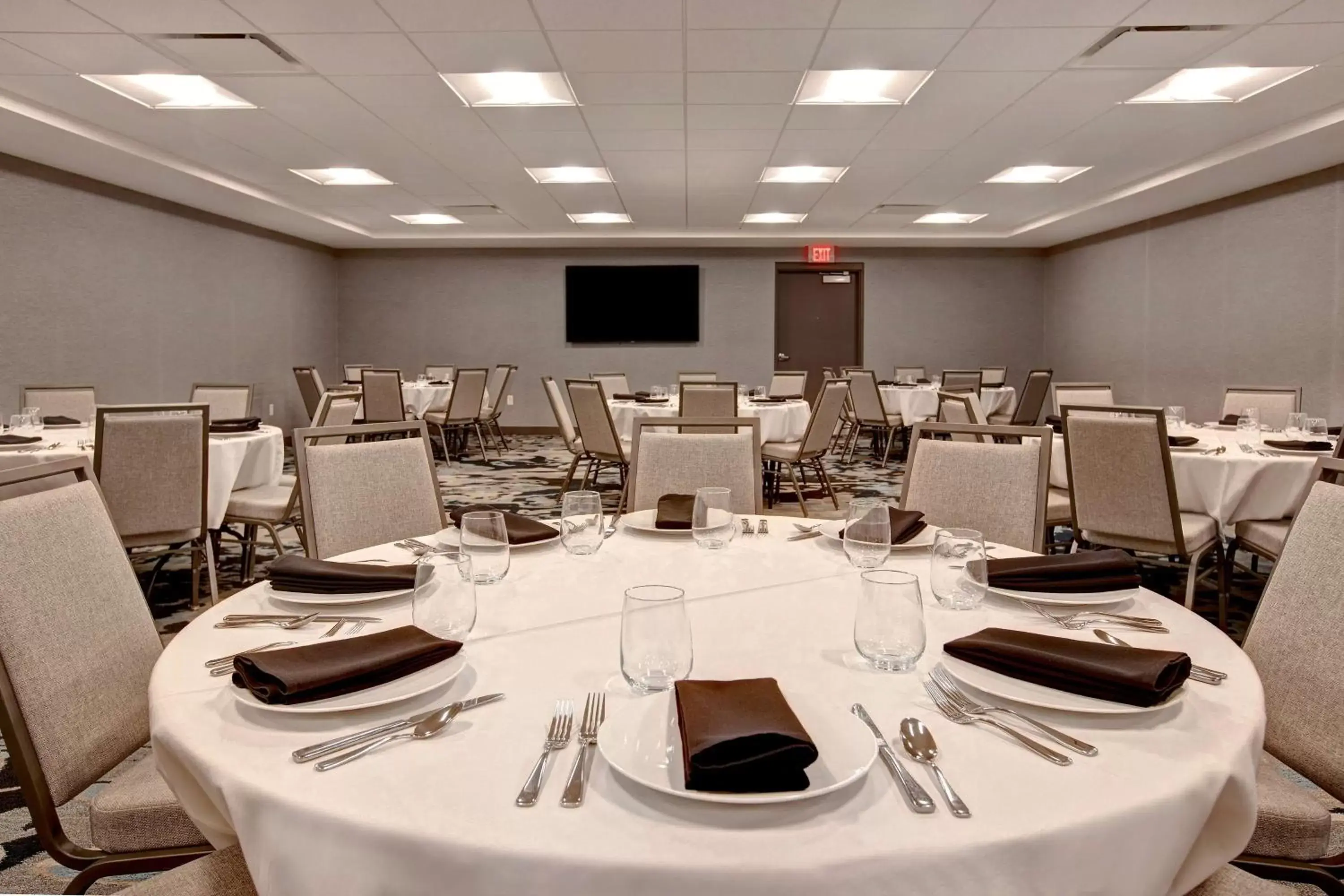 Meeting/conference room, Restaurant/Places to Eat in Embassy Suites By Hilton Rockford Riverfront