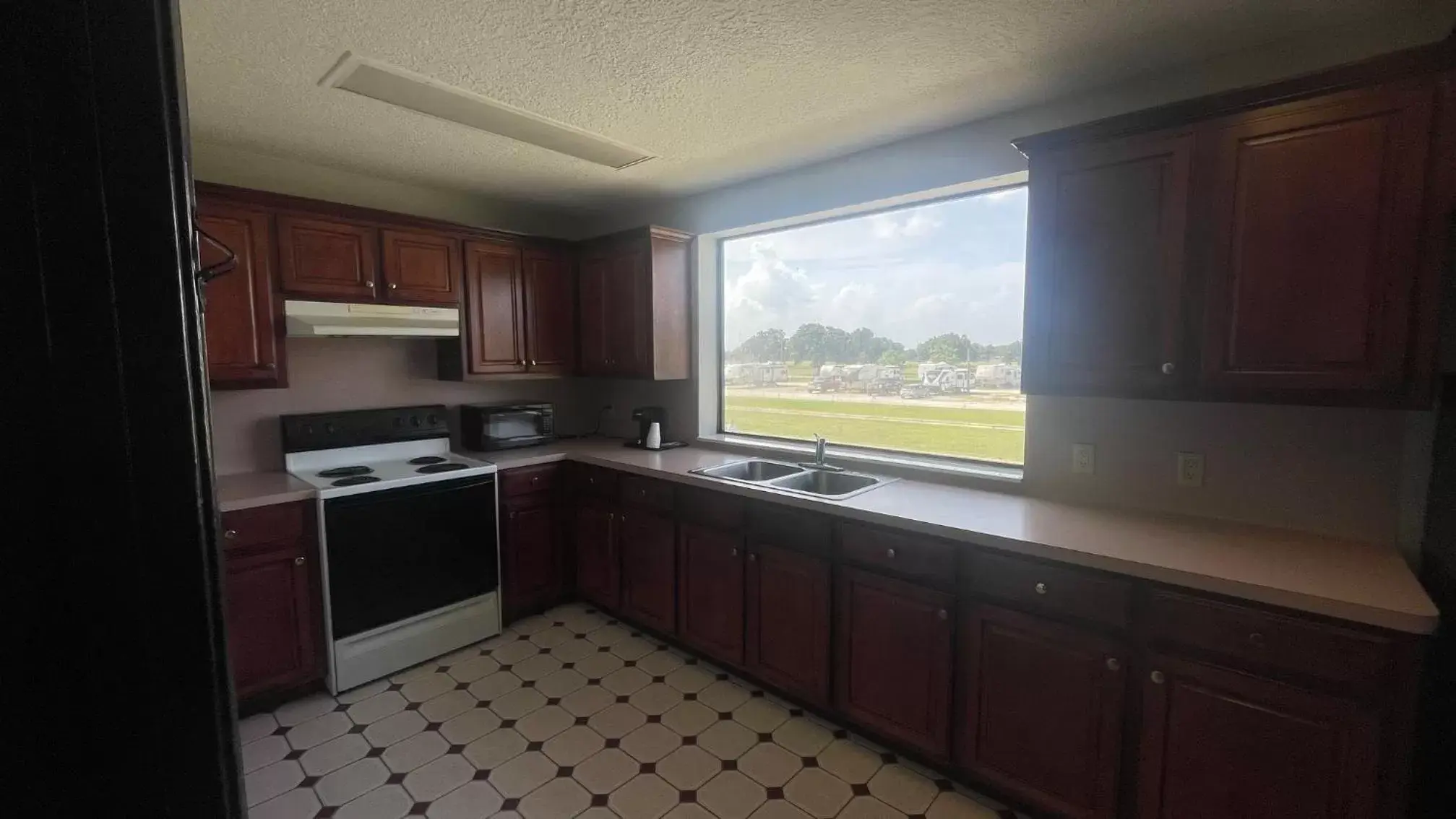 Kitchen or kitchenette, Kitchen/Kitchenette in Days Inn & Suites by Wyndham Winnie