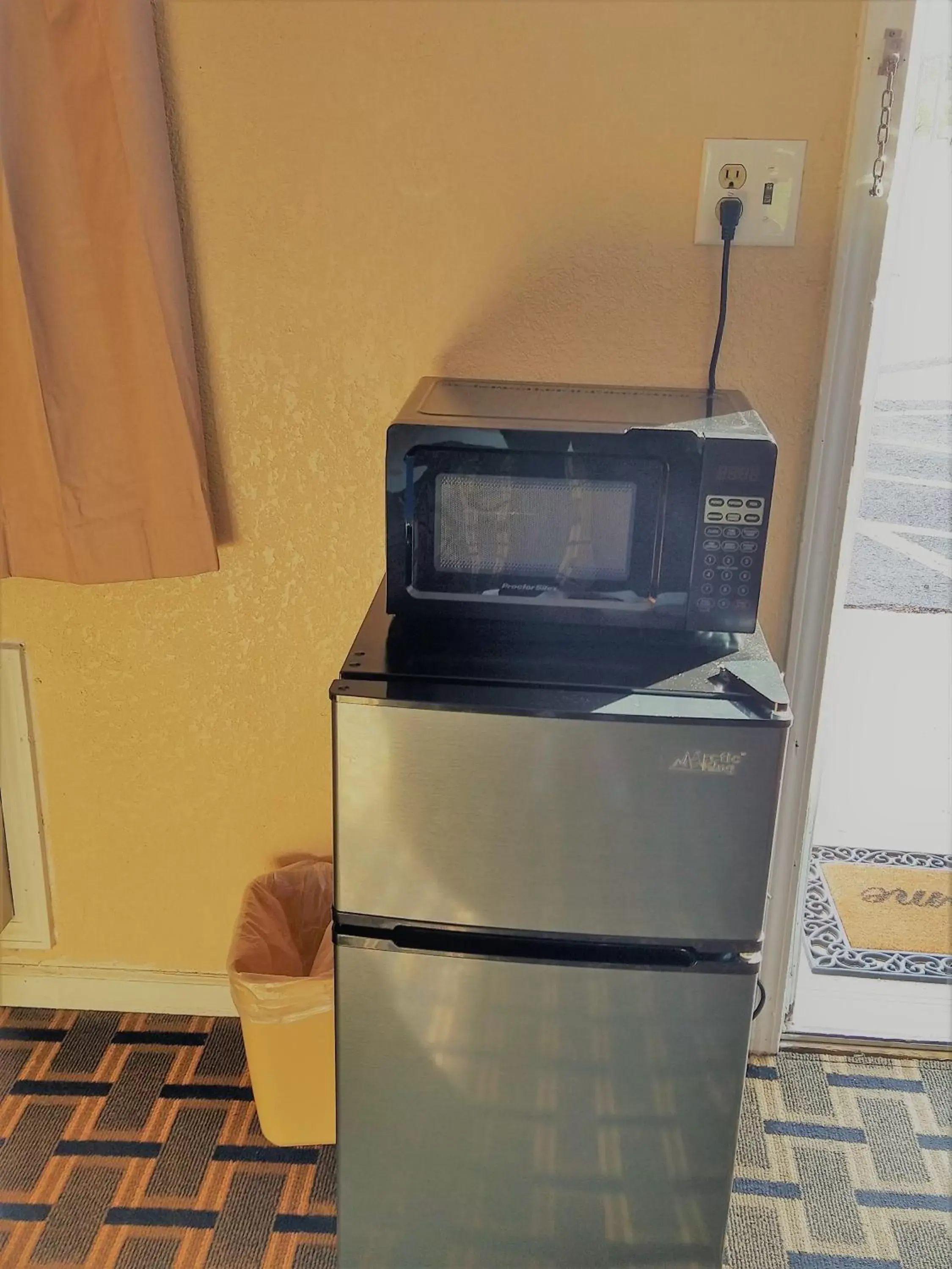 minibar, TV/Entertainment Center in Grandview Plaza Inn