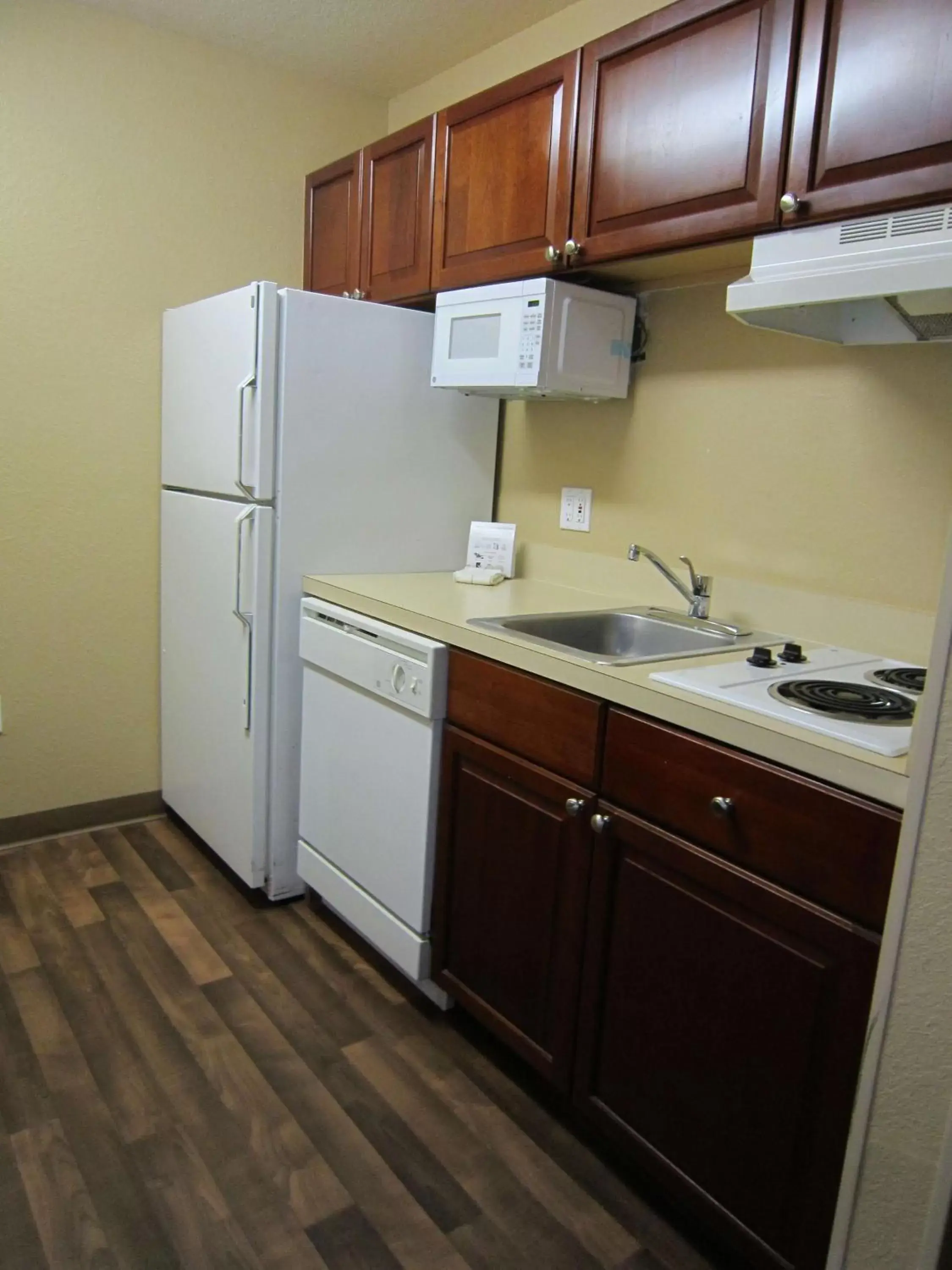 Kitchen or kitchenette, Kitchen/Kitchenette in Extended Stay America Suites - Atlanta - Alpharetta - Northpoint - West