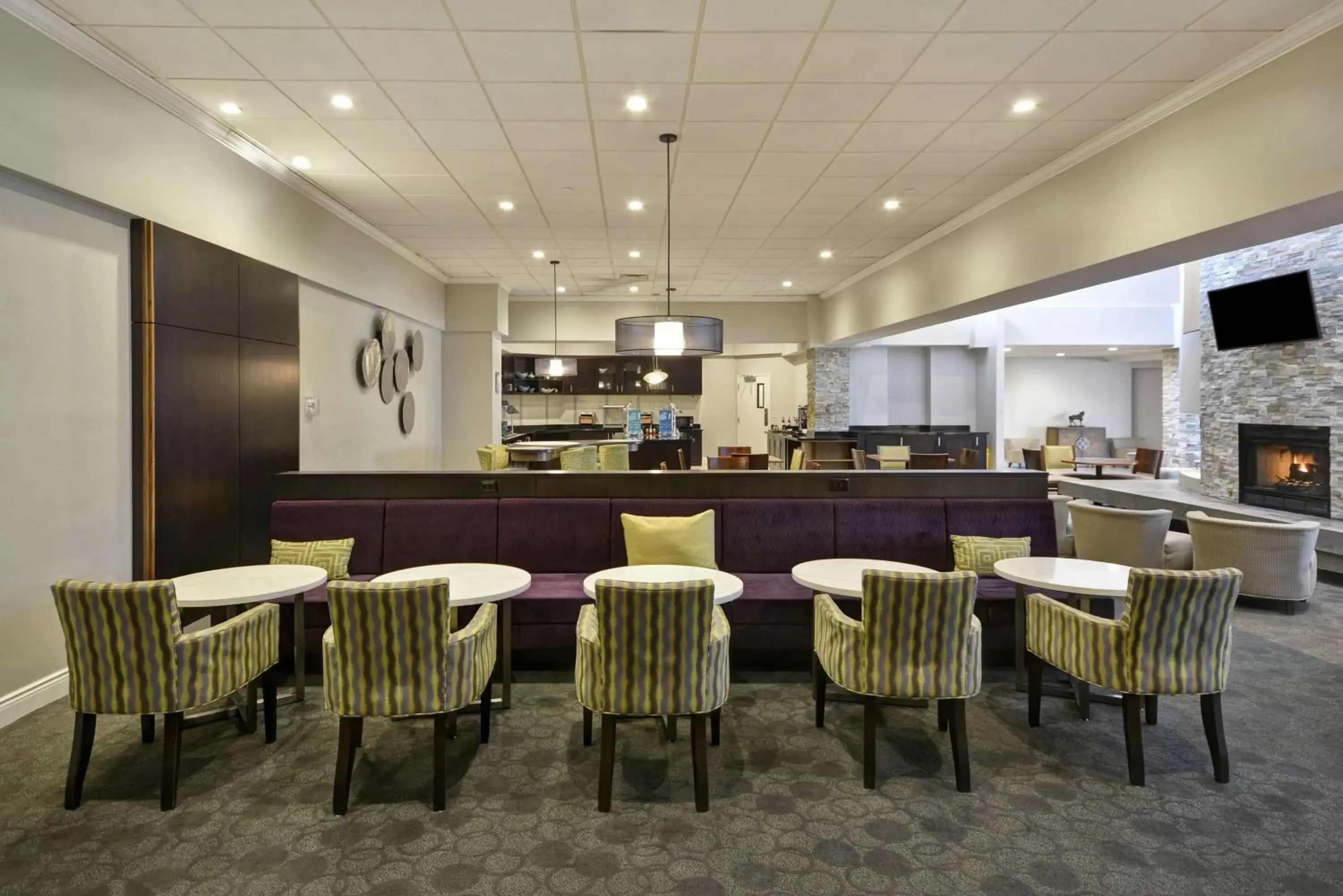 Breakfast, Lounge/Bar in Homewood Suites by Hilton Indianapolis Carmel