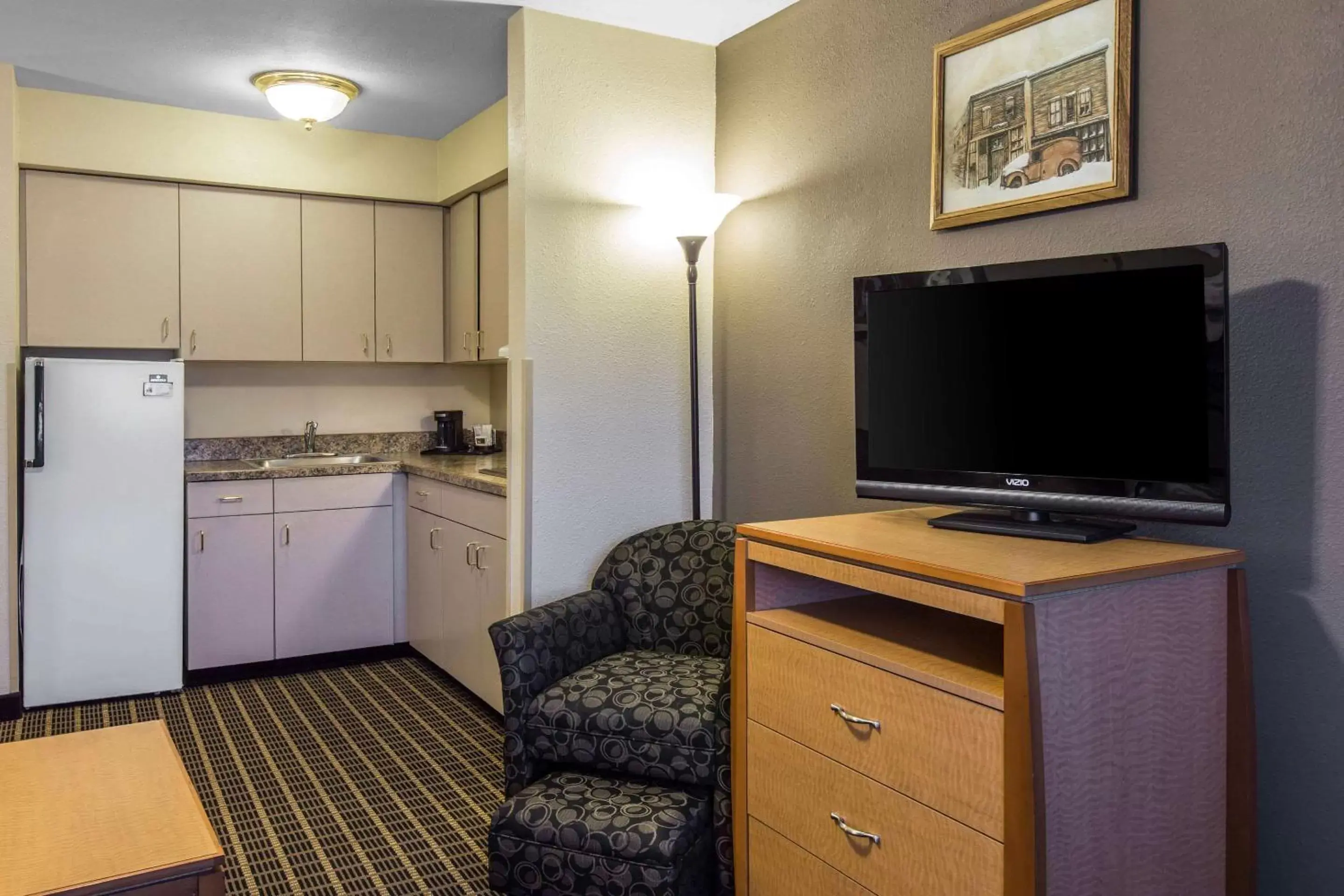 Photo of the whole room, TV/Entertainment Center in Quality Inn and Suites Summit County