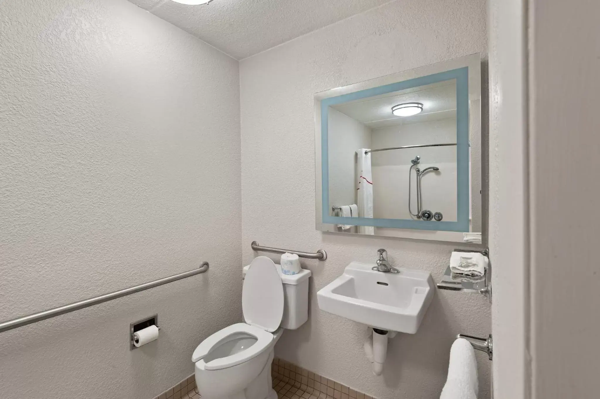 Bathroom in Red Roof Inn Binghamton - Johnson City