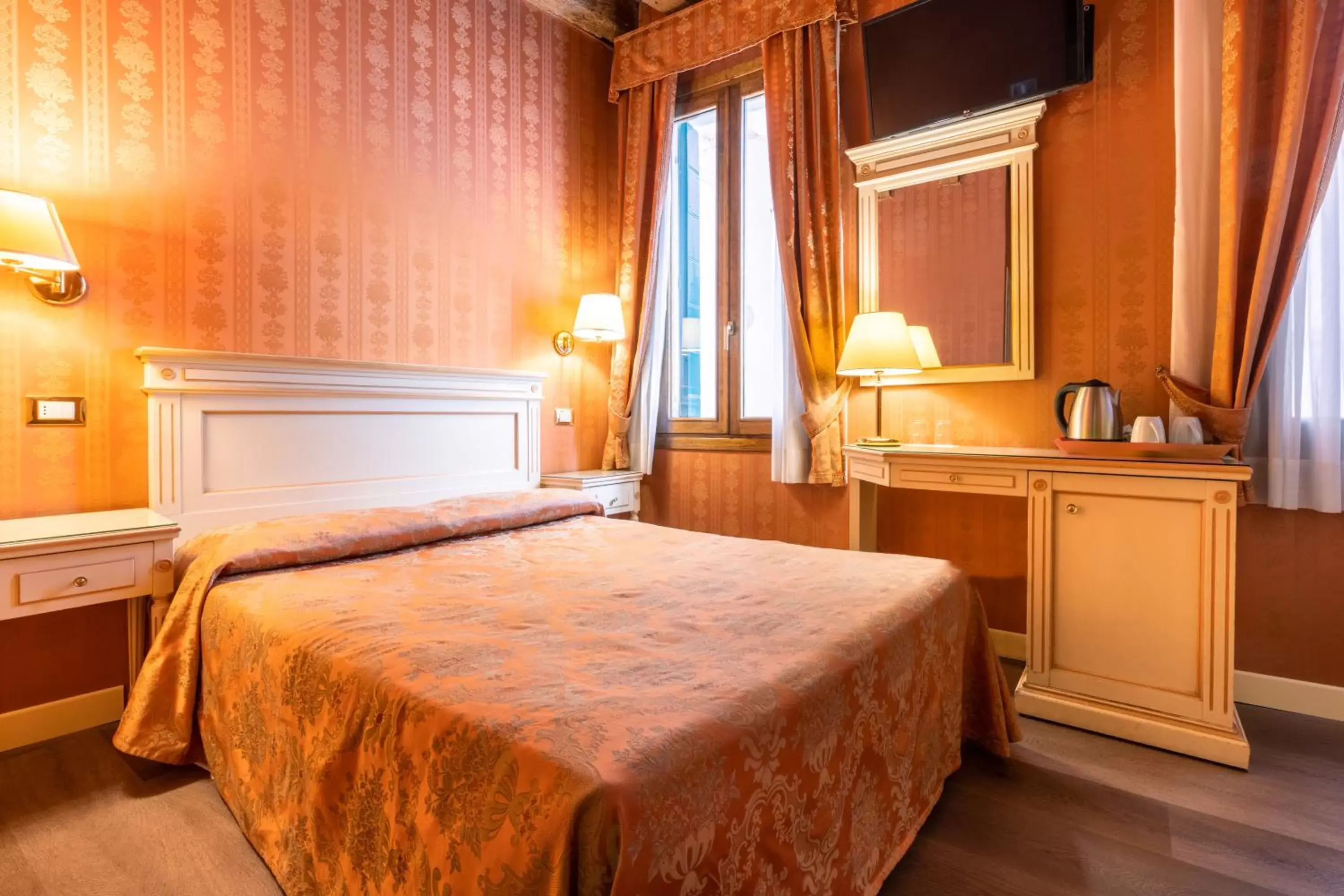 Photo of the whole room, Bed in Lanterna Di Marco Polo