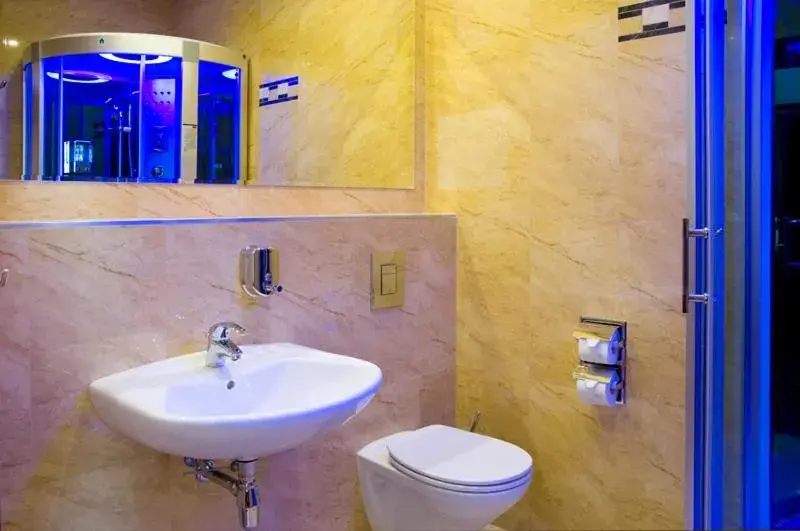 Shower, Bathroom in Hotel Holiday Park